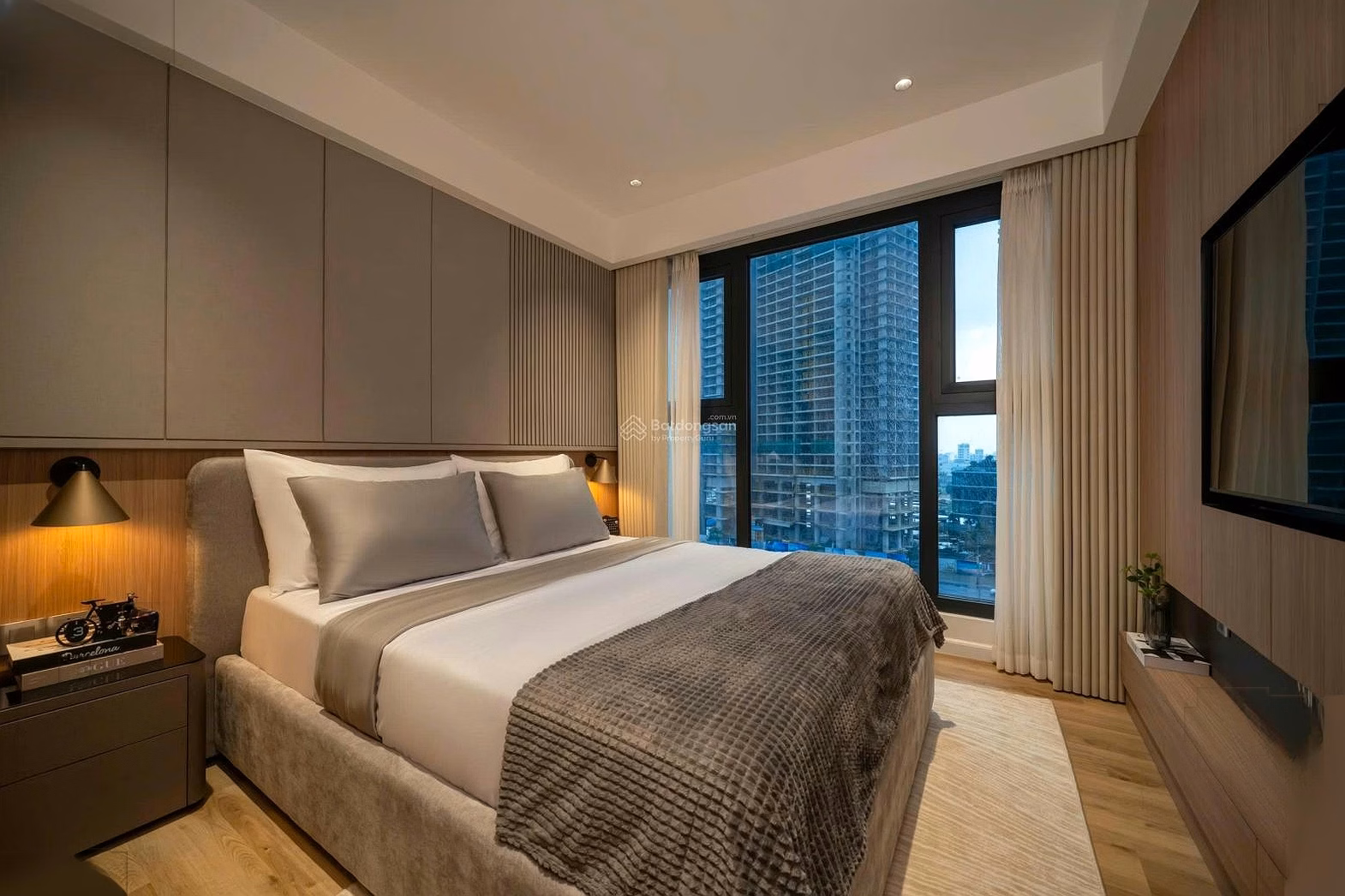 The homeowner urgently needs to move out to an apartment facing My Khe beach. Time Square Da Nang has long-term ownership and the price is negotiable