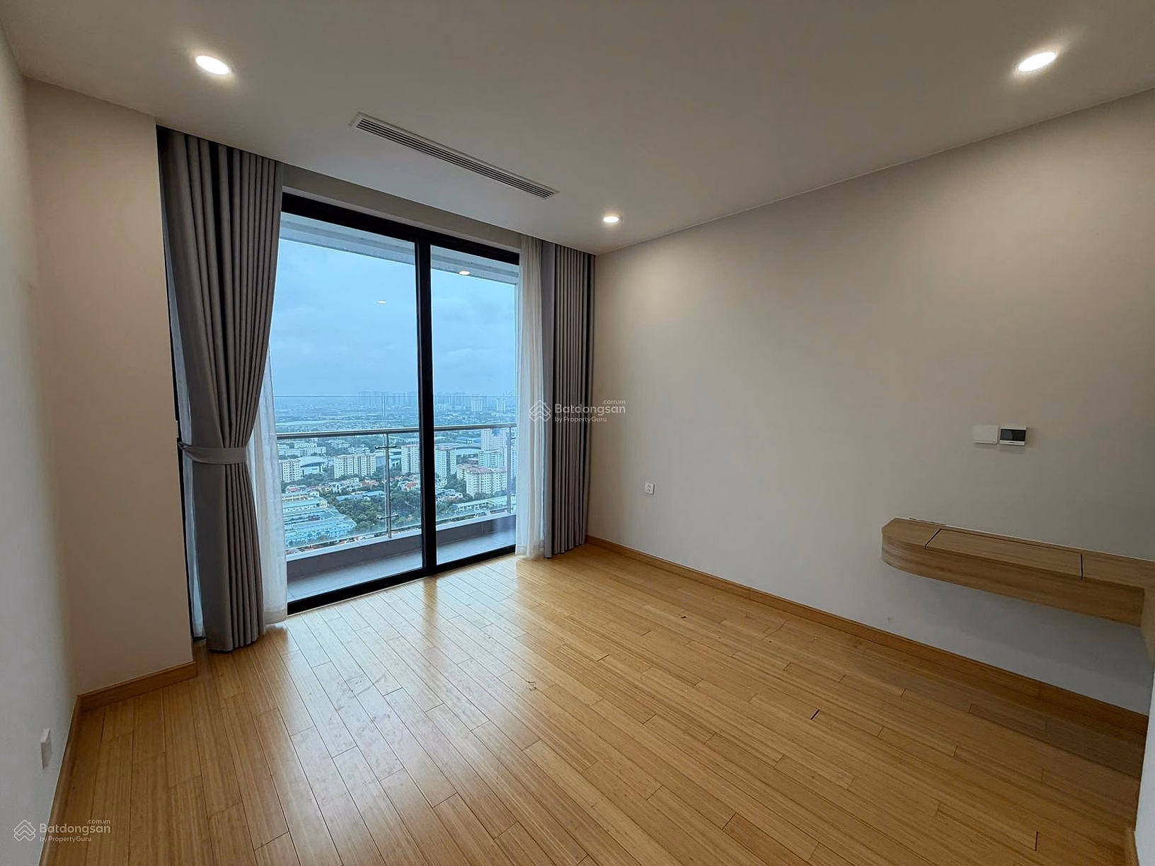Family needs to sell luxury corner apartment 4 bedrooms 146m2 MHD, long-term registration, price 12.3 billion***