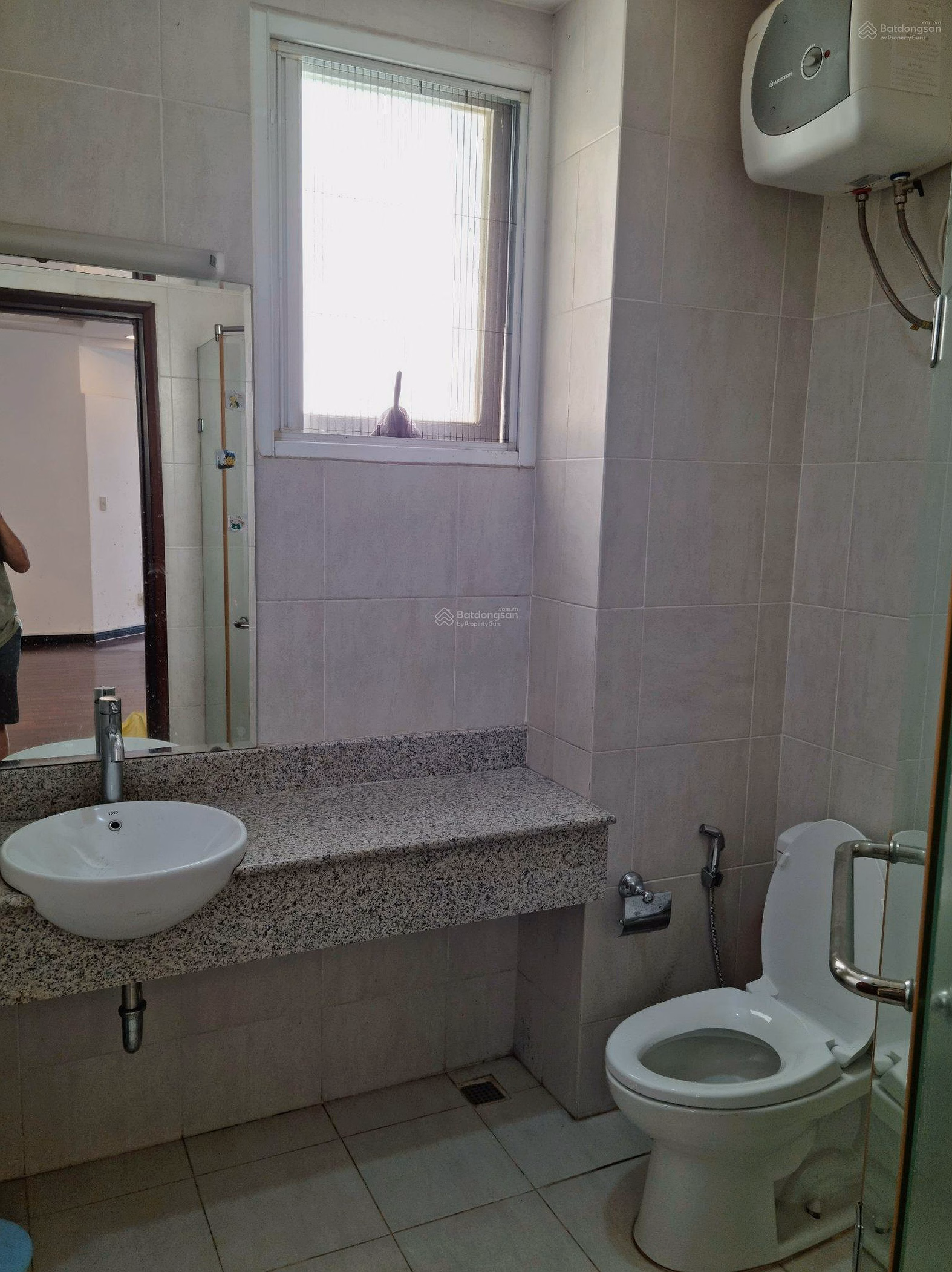 Urgent. The owner wants to urgently sell a 3-bedroom high-floor apartment in Green View apartment complex, the cheapest price on the market is 8.6 billion