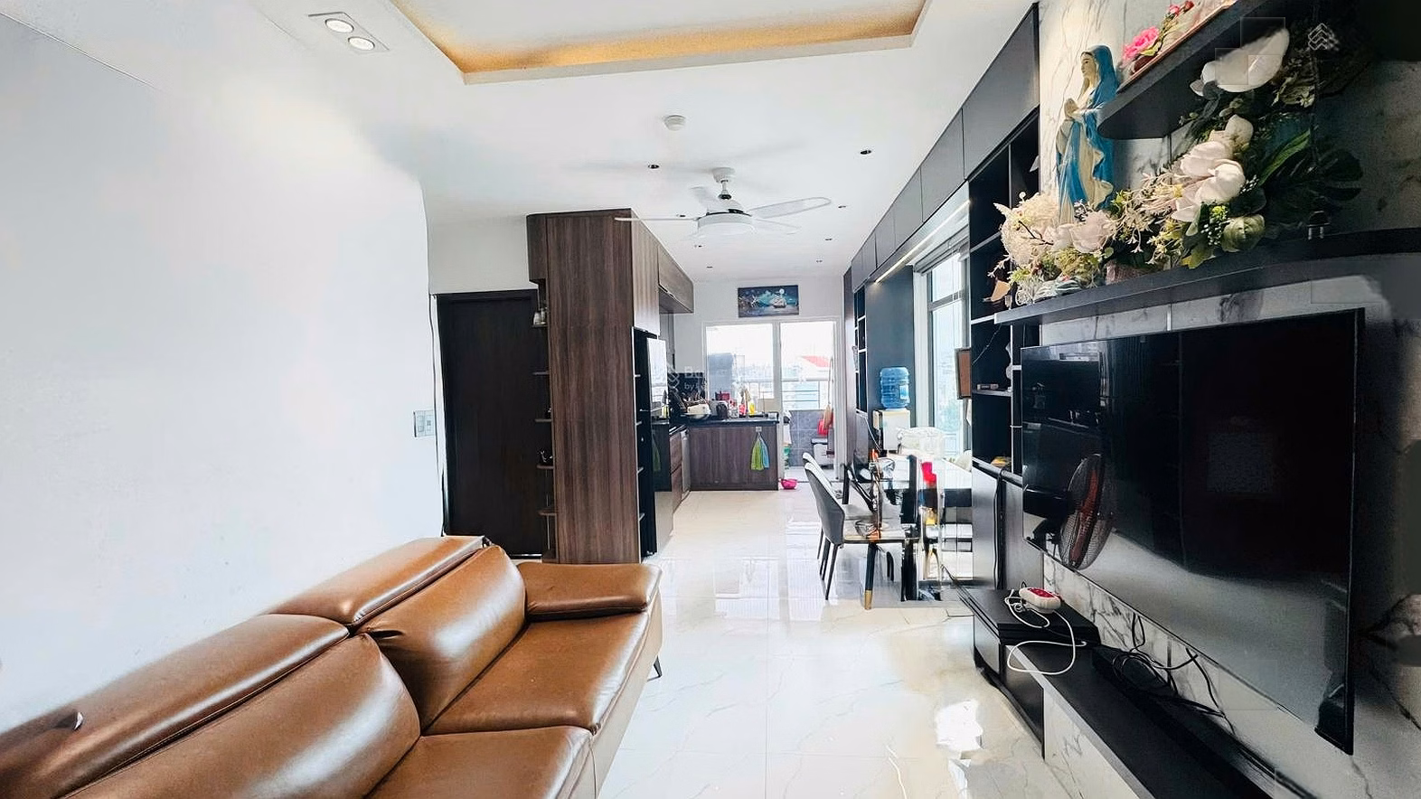 A luxurious, classy apartment, meticulously crafted by the owner in every detail at OC2B MTVT. Quickly own it now