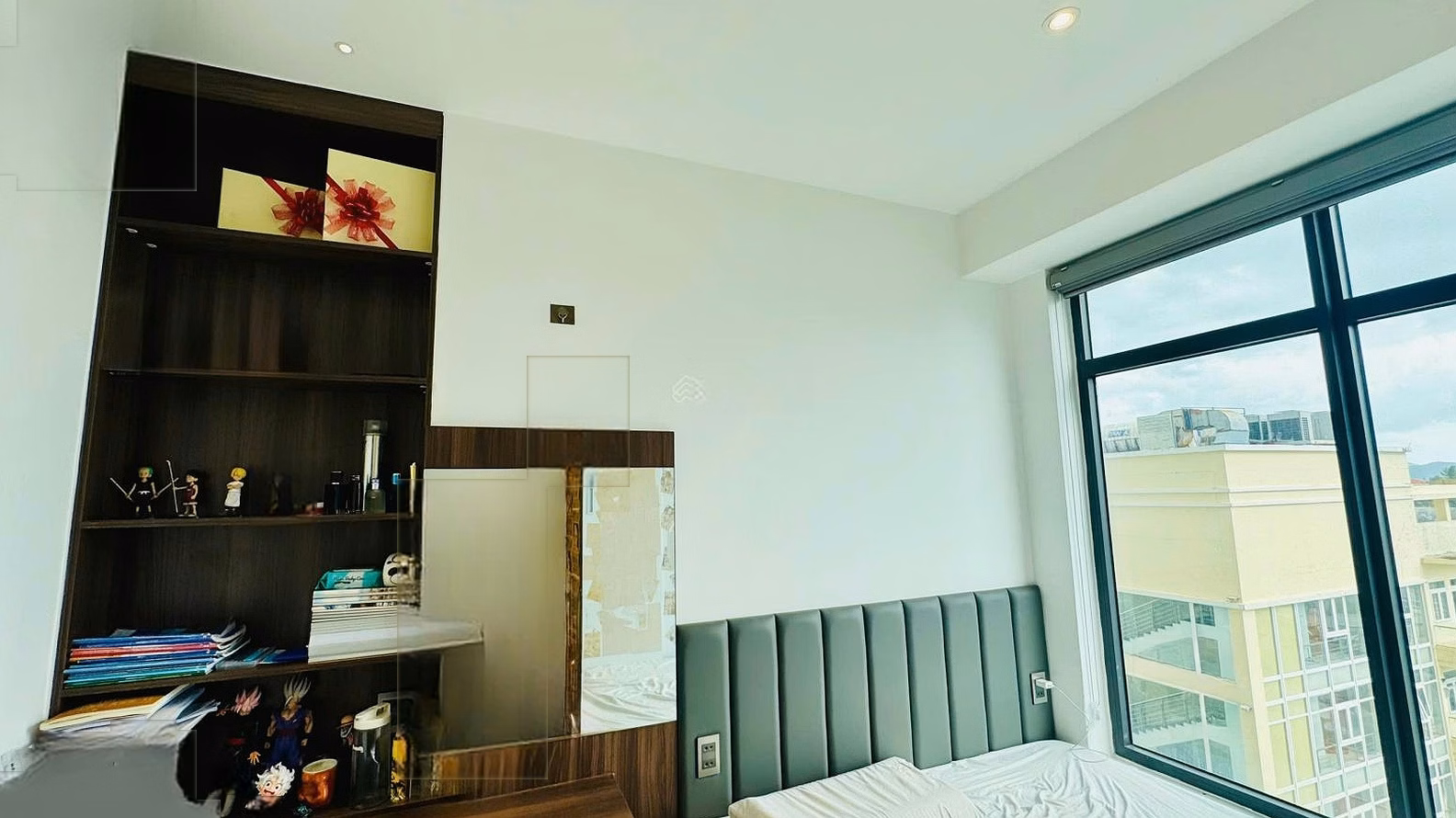 A luxurious, classy apartment, meticulously crafted by the owner in every detail at OC2B MTVT. Quickly own it now