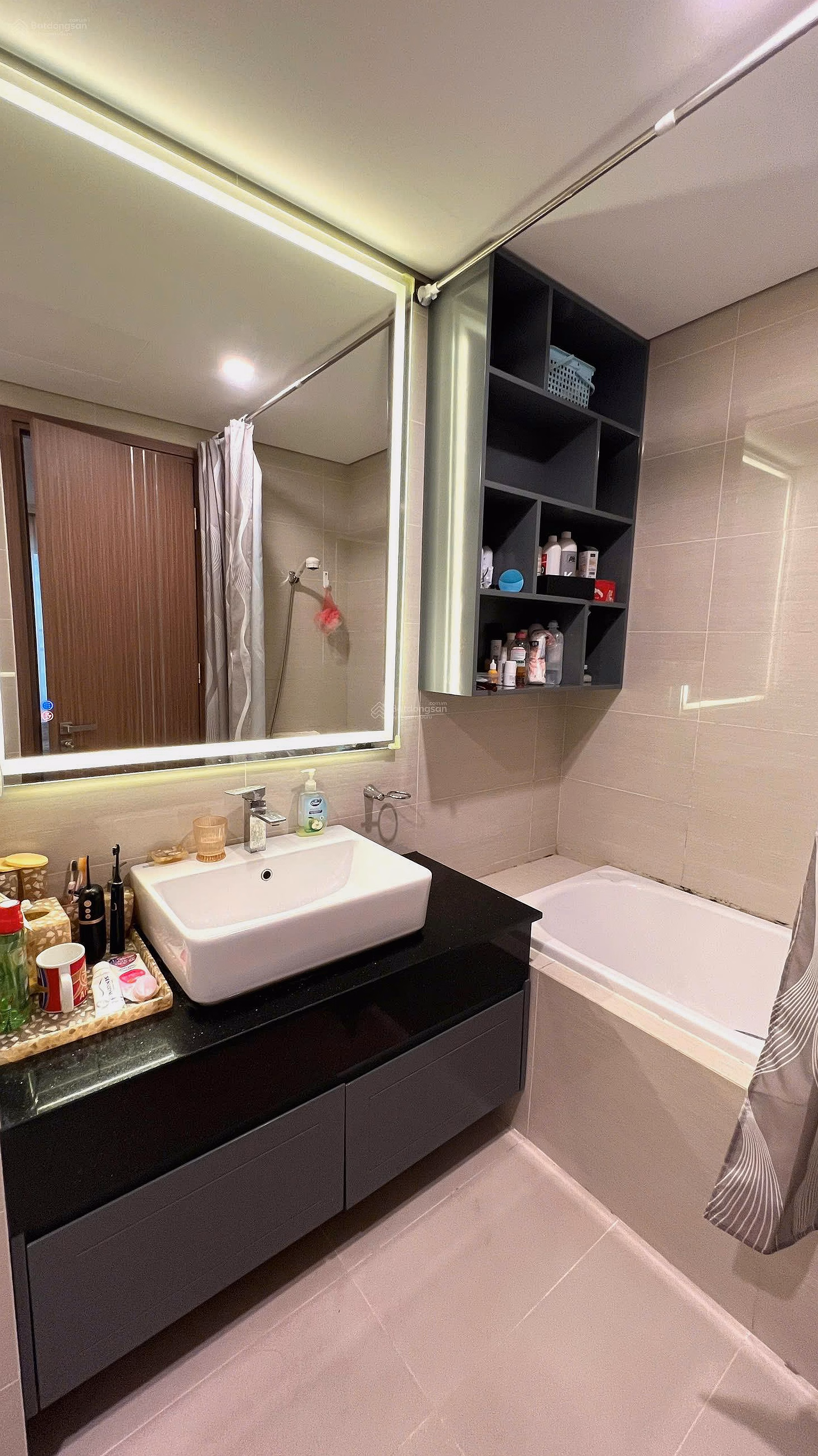 Selling high floor apartment in L5 Ciputra building