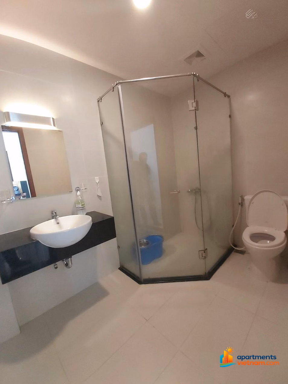 2 bedroom apartment with beautiful layout, high, airy, 5.95 billion, Ben Van Don street, 5 minutes to Ben Thanh market. 0938 231 ***