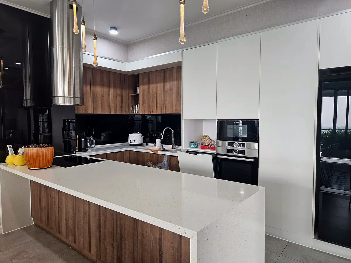 Selling super vip penthouse 300m2 in Nguyen Chi Thanh apartment, high class living with pararoma view