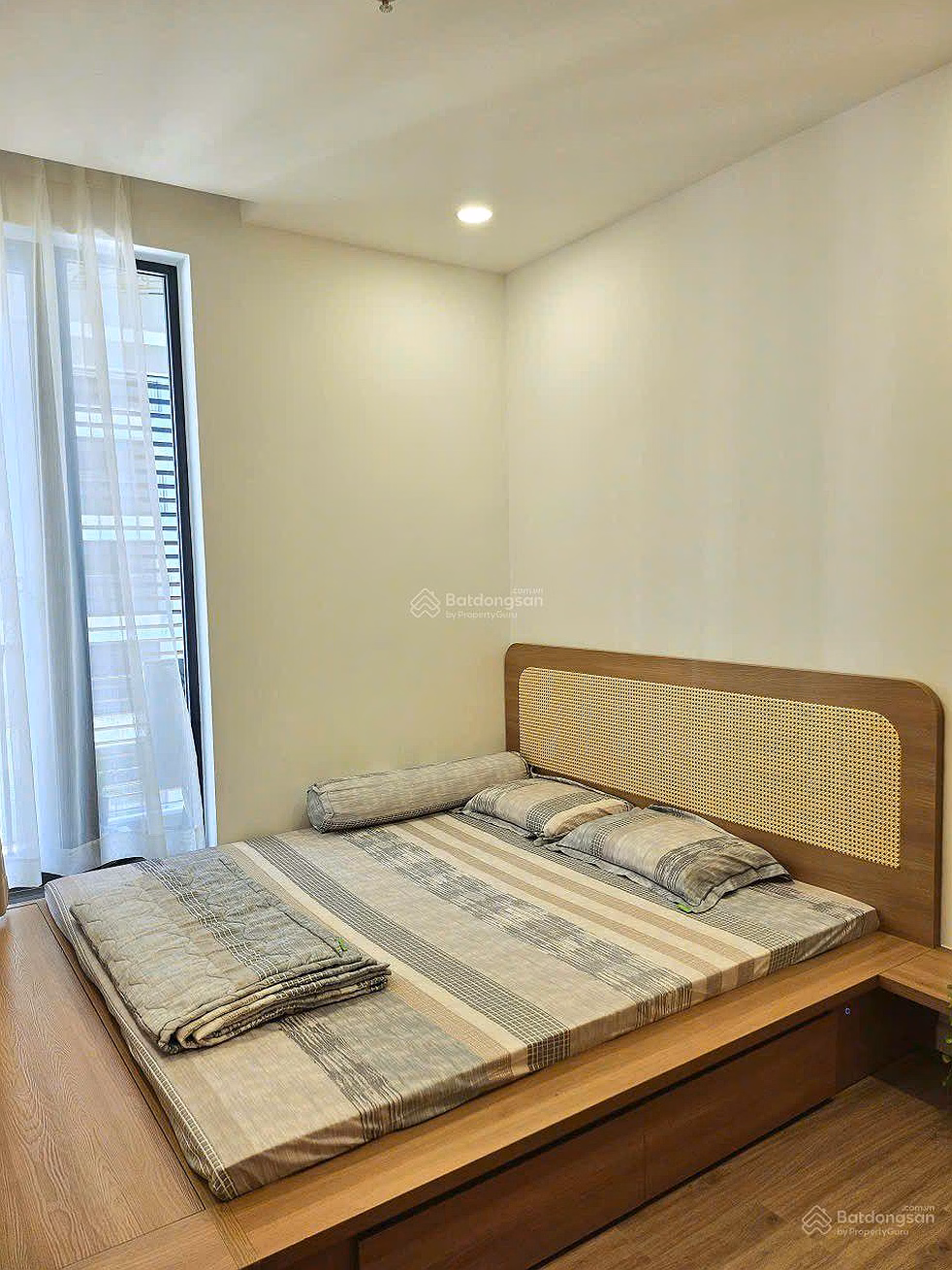 The client offers to sell Precia apartment 3 bedrooms, area 100m2, high floor, full river view, price 8 billion, negotiable