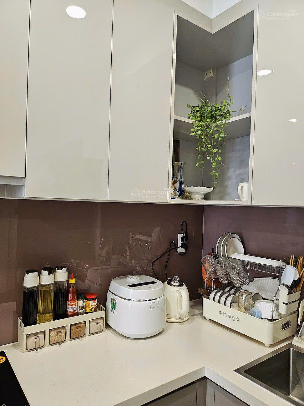 The client offers to sell Precia apartment 3 bedrooms, area 100m2, high floor, full river view, price 8 billion, negotiable