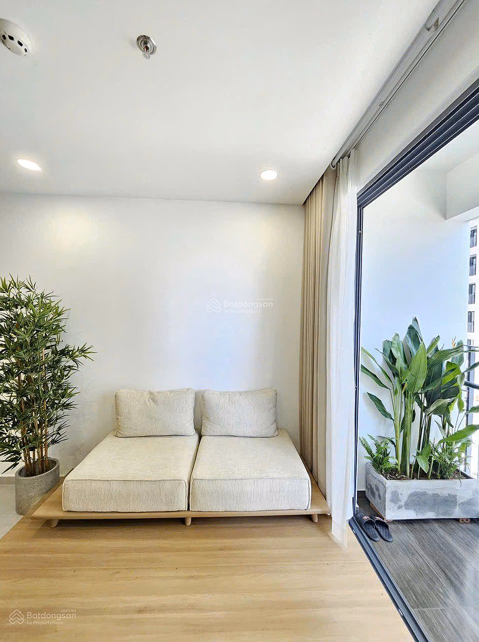 The client offers to sell Precia apartment 3 bedrooms, area 100m2, high floor, full river view, price 8 billion, negotiable