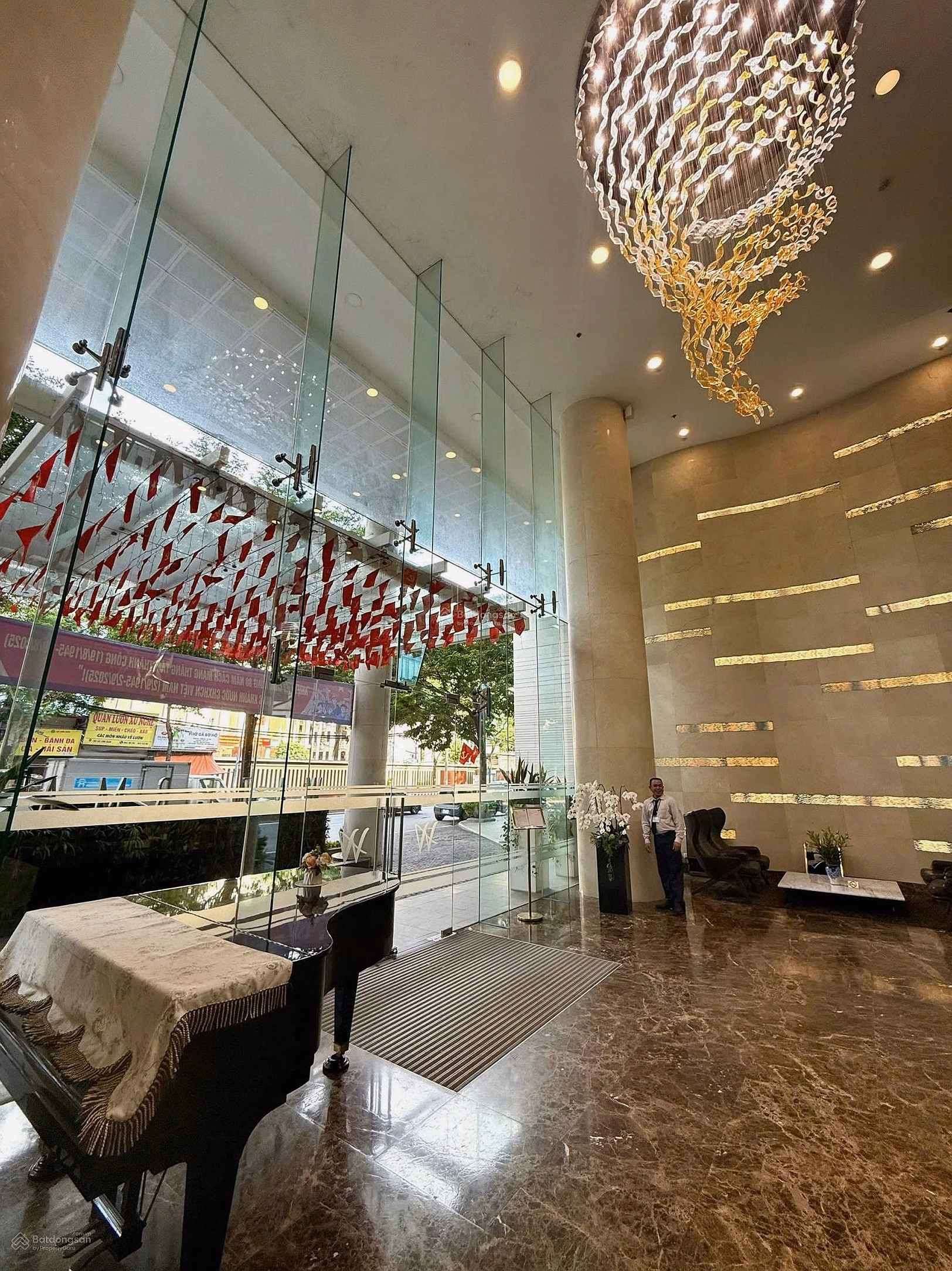 My husband and I need to sell a 3-bedroom corner apartment, 135m2, Watermark Tay Ho building, lake view, price 16 billion***