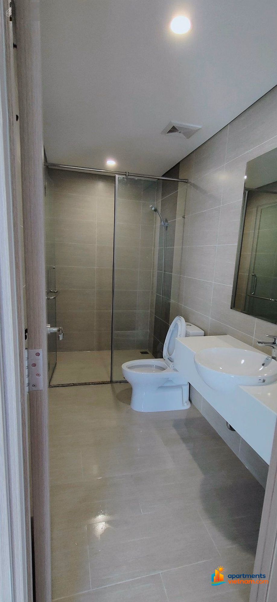 Owner Urgently Selling Corner 3-Bedroom Apartment at Vinhomes Grand Park, District 9, 3.2 Billion VND