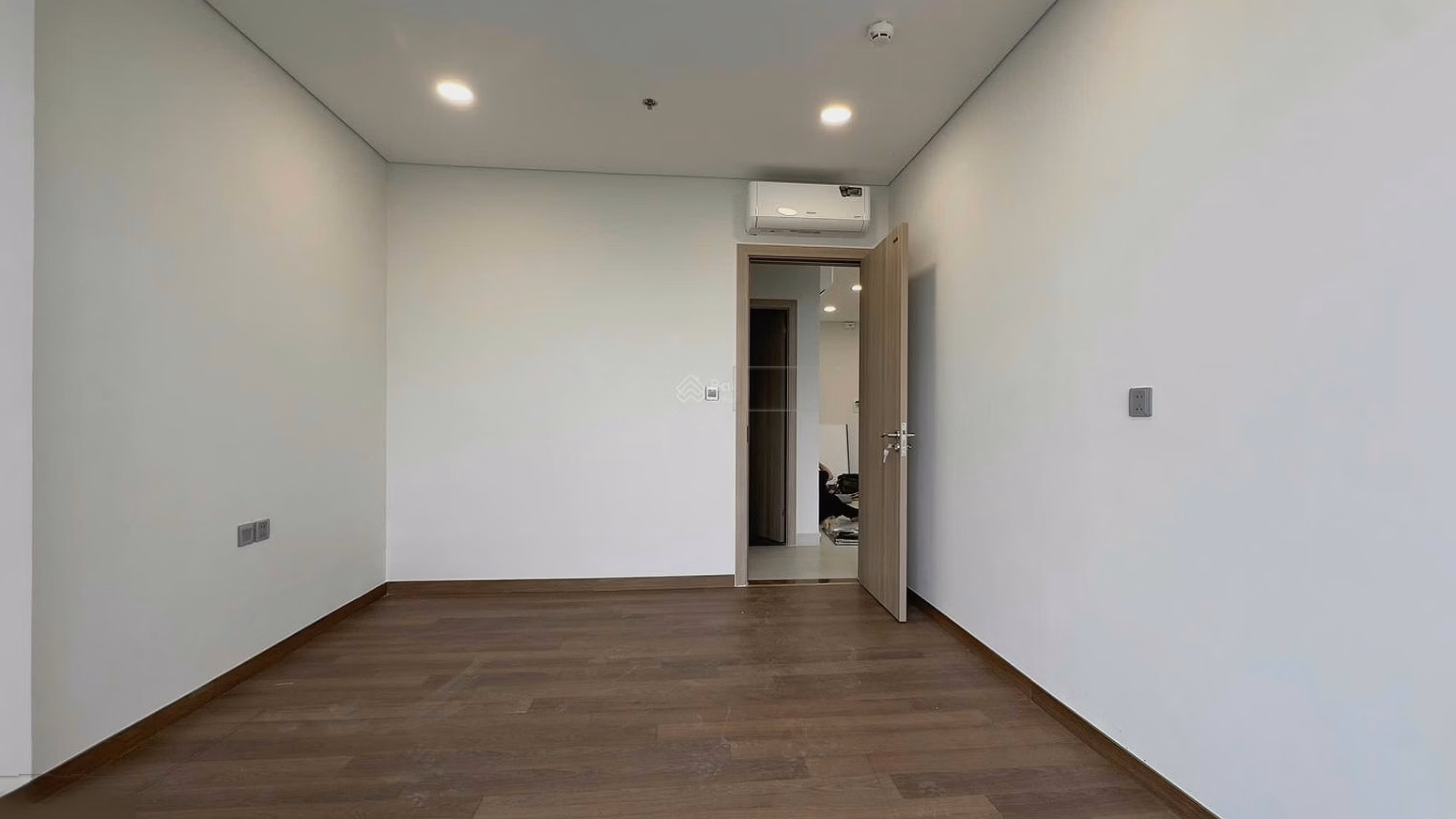 Khai Son apartment fund with good prices: 1 bedroom only from 6 million/month; 2 bedrooms only from 8 million/month; 3 bedrooms only from 10 million/month, contact me immediately