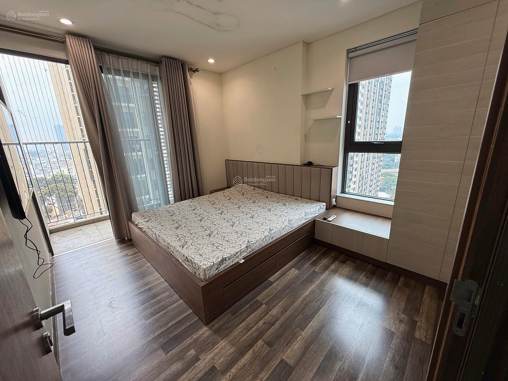 Selling 108m2 3 bedroom apartment with high quality furniture and books