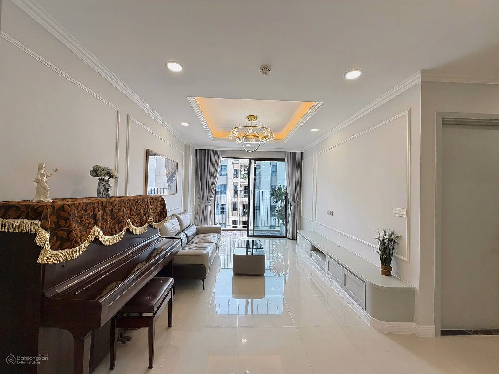 Selling 108m2 3 bedroom apartment with high quality furniture and books