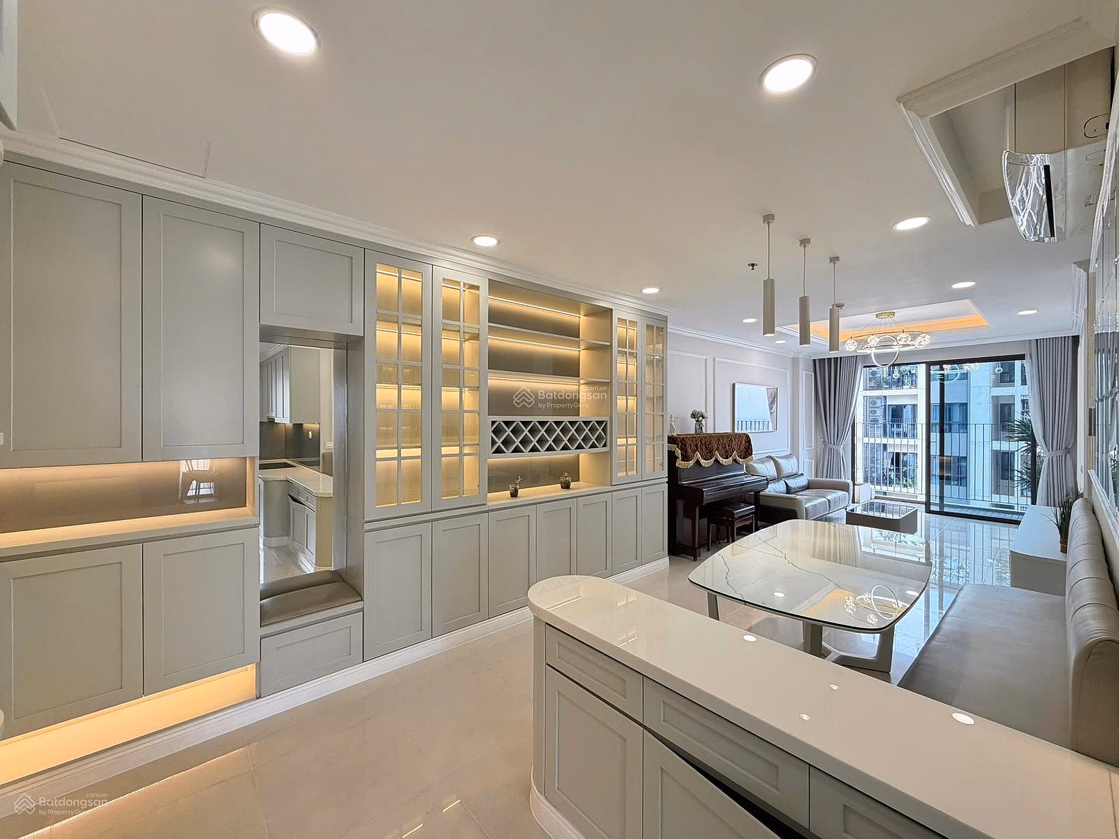 Selling 108m2 3 bedroom apartment with high quality furniture and books