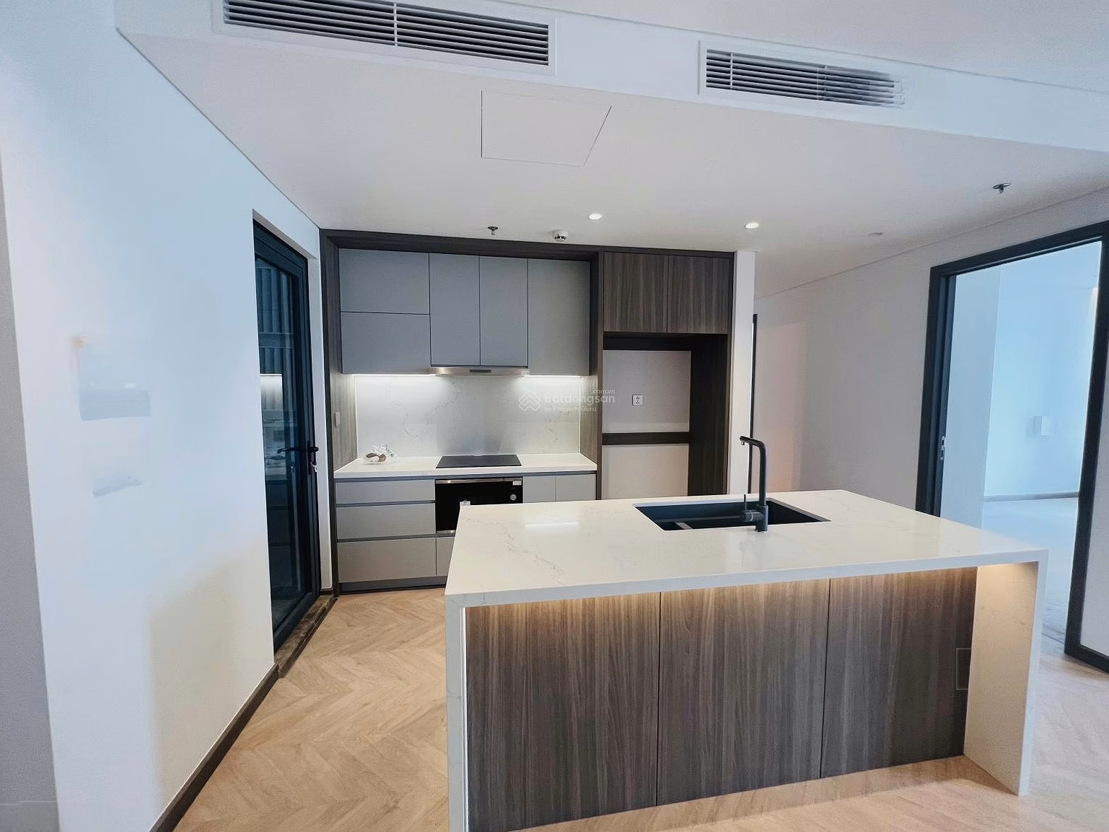 The owner of the Bank sent for sale a 3-bedroom corner apartment in the luxury building N1T6 - Han Jardin - Ngoai Giao Doan