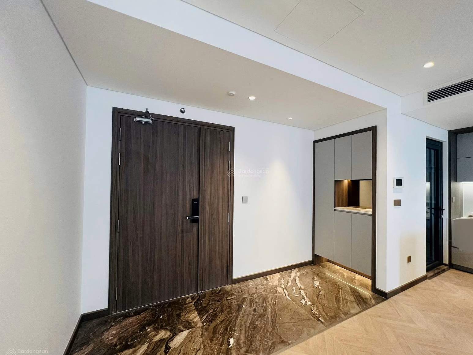 The owner of the Bank sent for sale a 3-bedroom corner apartment in the luxury building N1T6 - Han Jardin - Ngoai Giao Doan