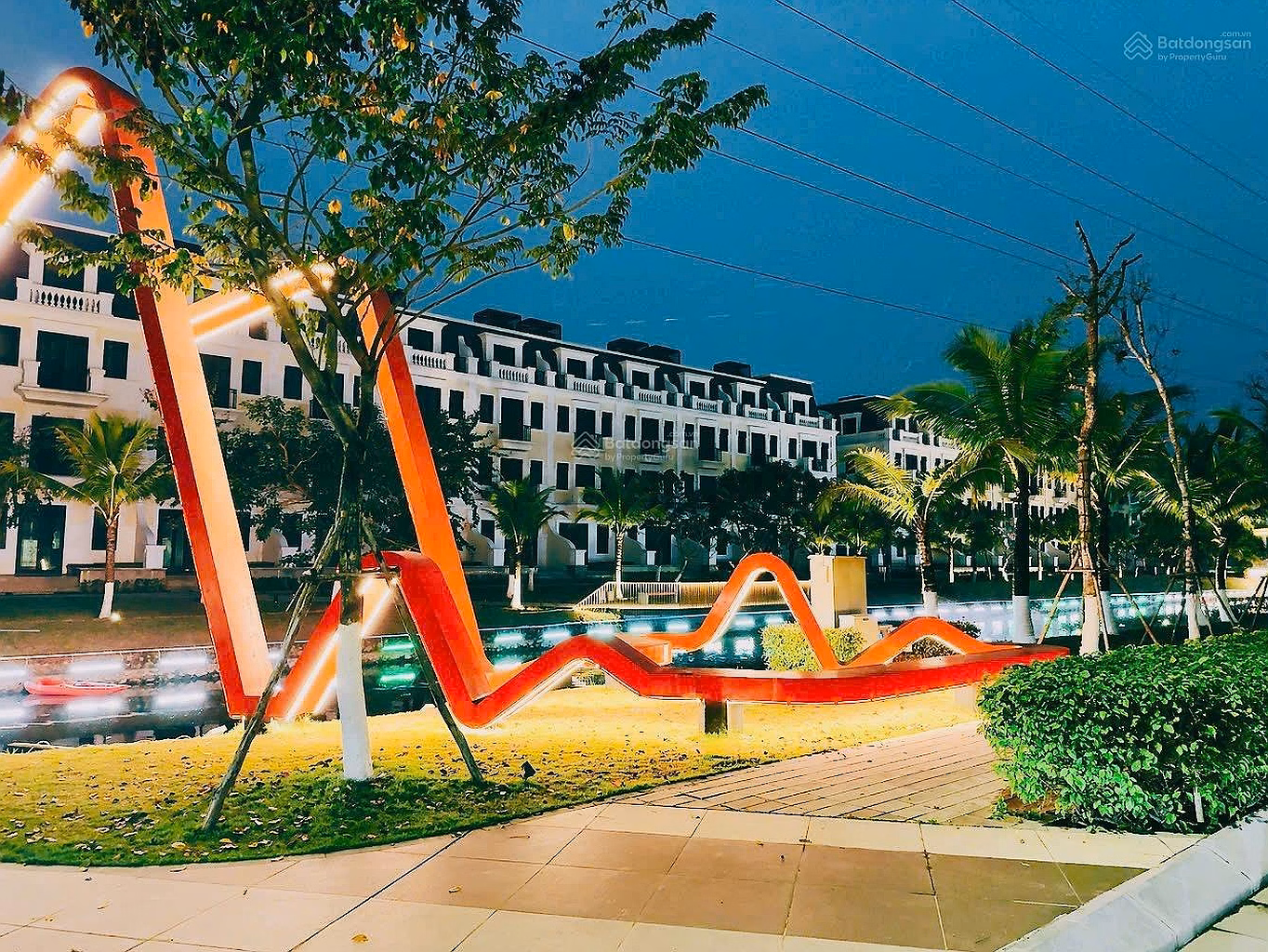 The owner is selling a 2 bedroom + 1 apartment, super attractive price. Space is classy. Brand new house. 0985 302 ***