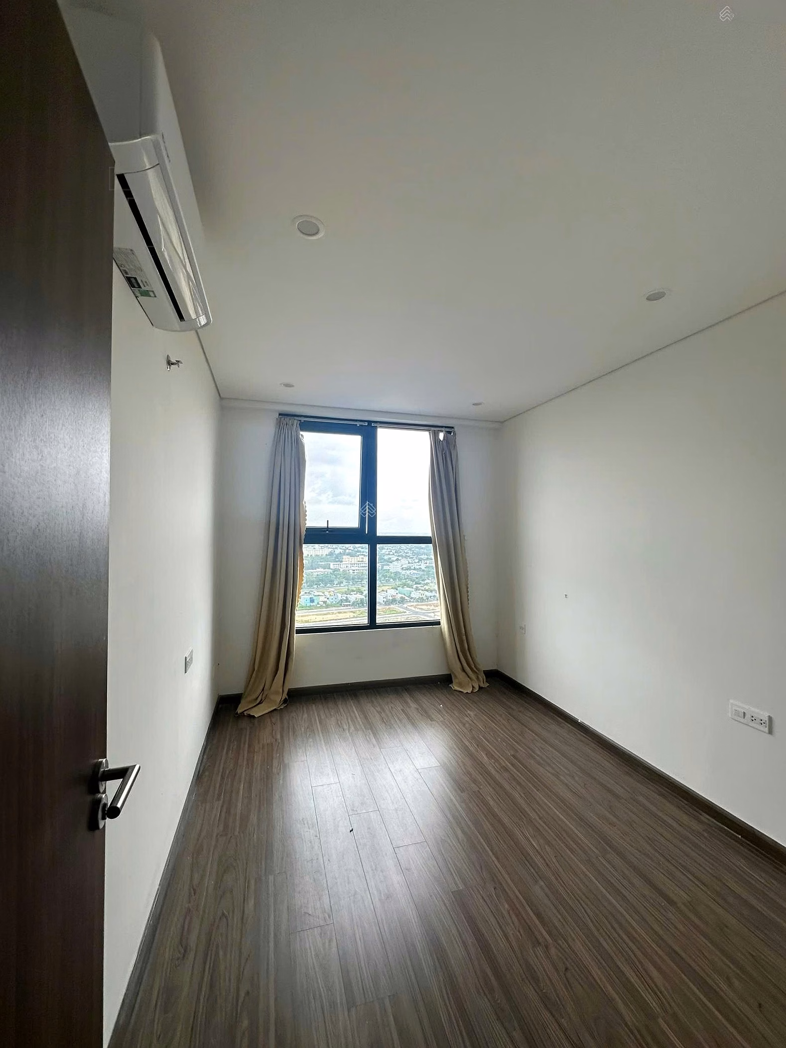South facing apartment, good price at FPT Plaza 2, with little furniture, balcony facing south on the 10th floor