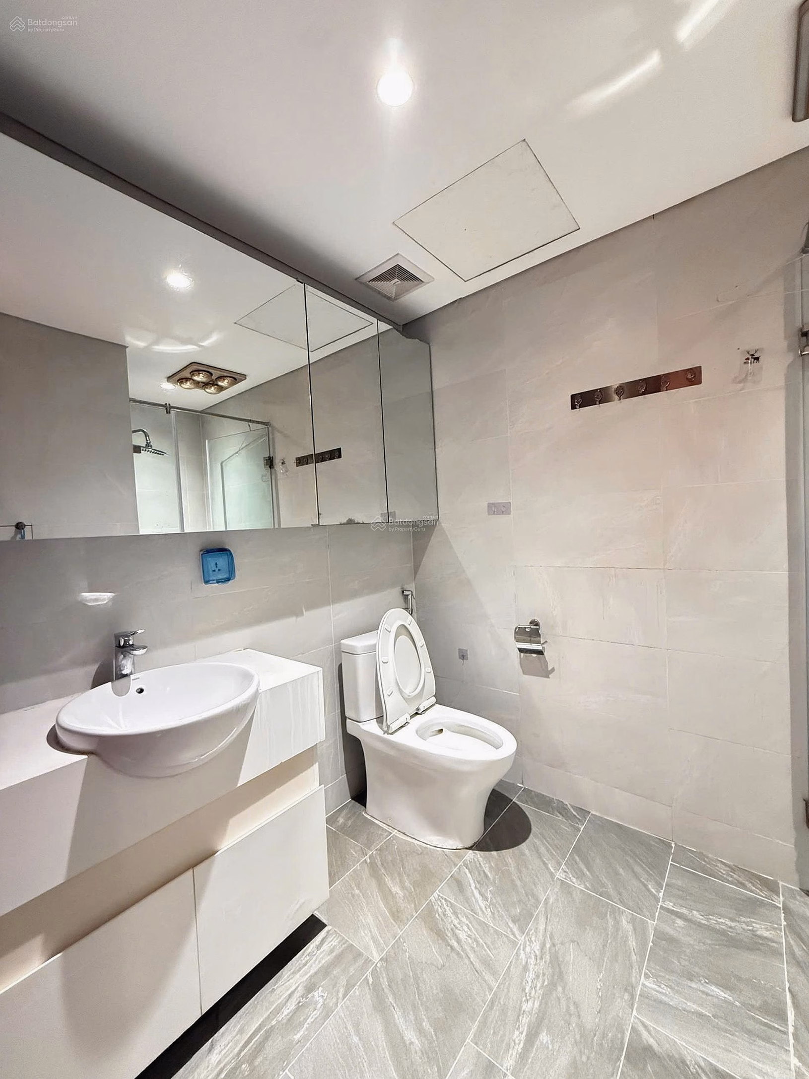 Homeowner transferring job needs to sell quickly 2 bedroom - 2 bathroom apartment, beautiful furniture, cheapest price on the market 3.75 billion