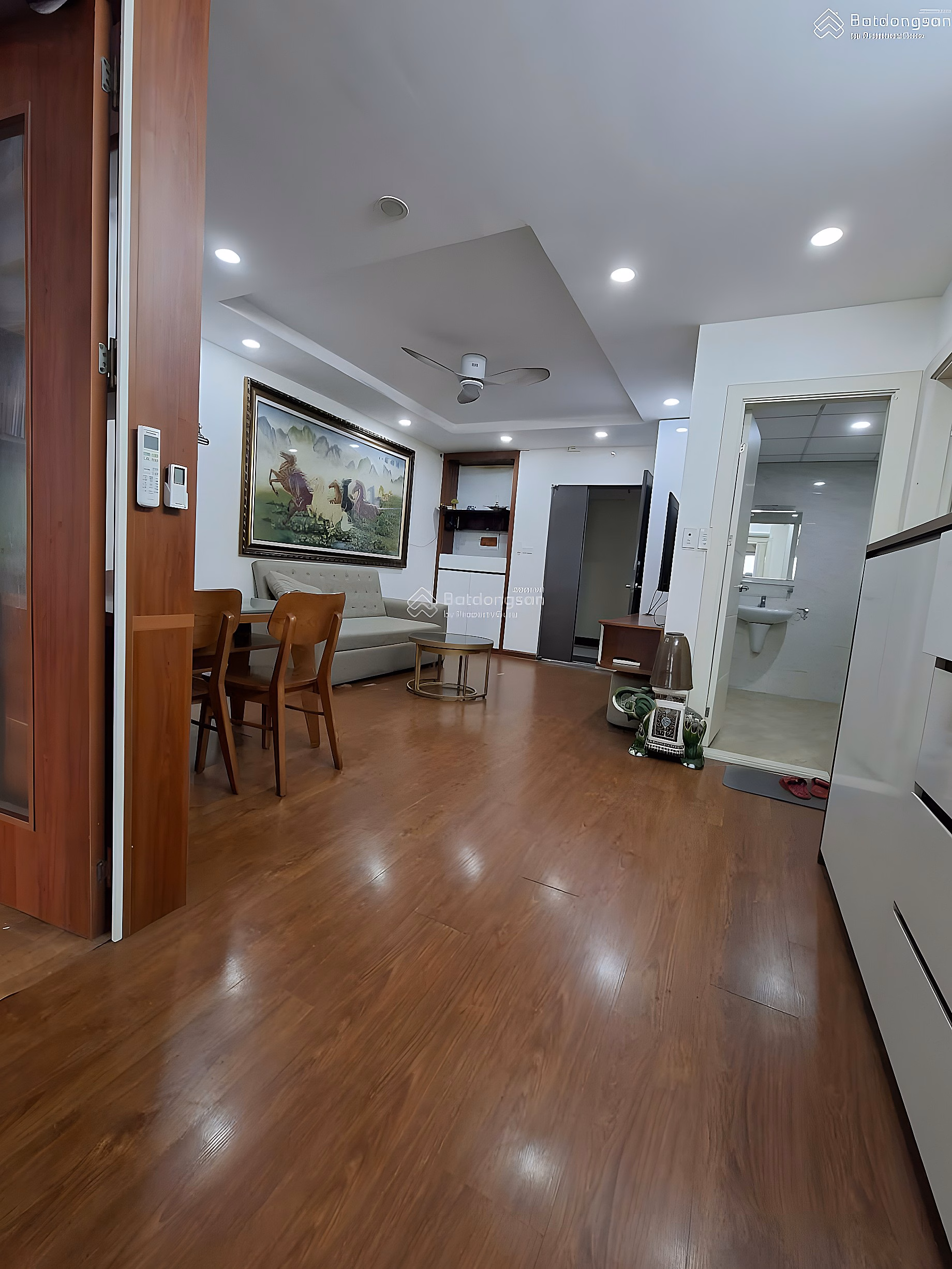 Selling apartment in Thang Long tower at 33 Mac Thai To. Area 81m2, 2 bedrooms, 2 bathrooms. Price 6.5 billion