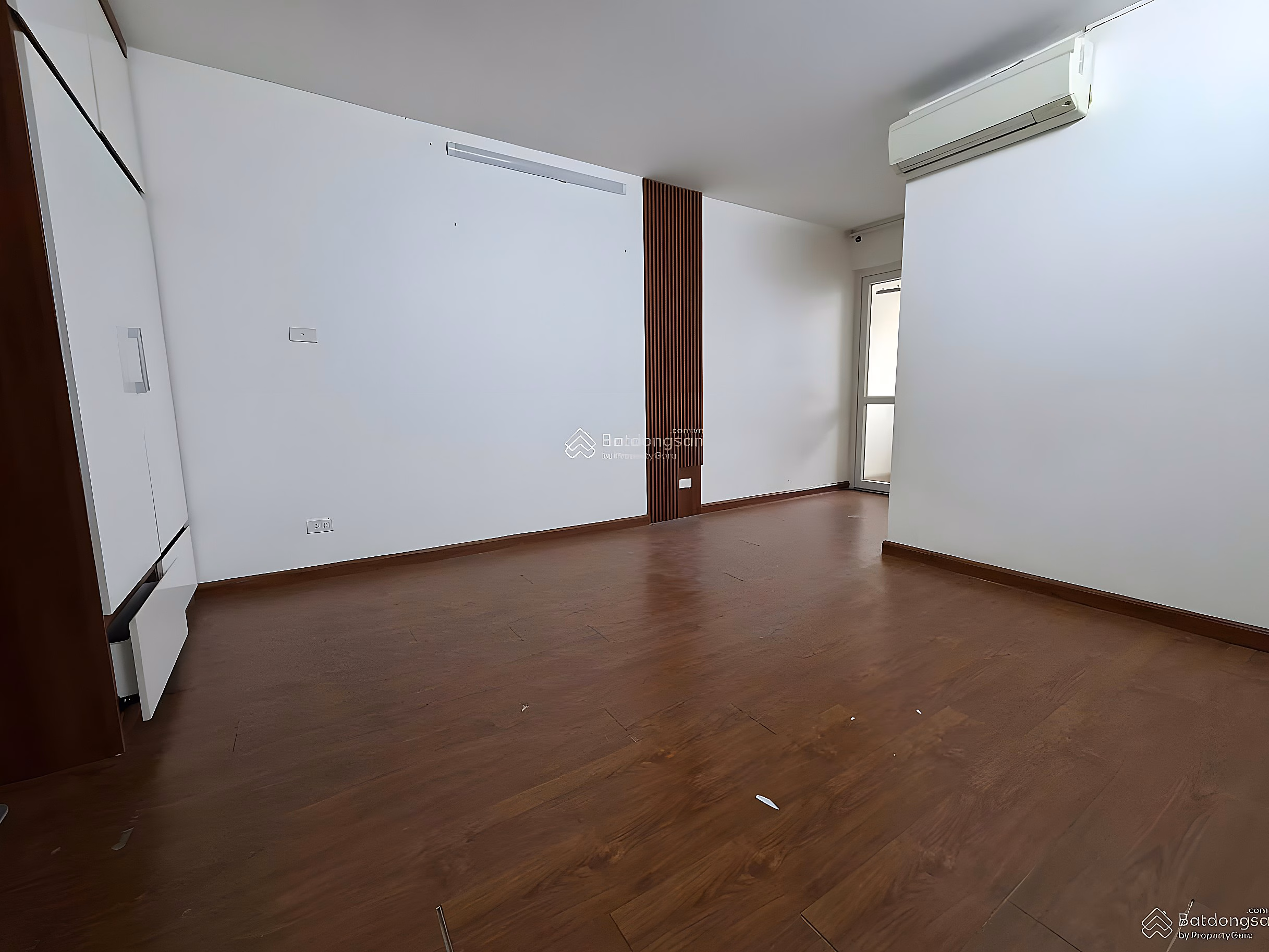 Selling apartment in Thang Long tower at 33 Mac Thai To. Area 81m2, 2 bedrooms, 2 bathrooms. Price 6.5 billion