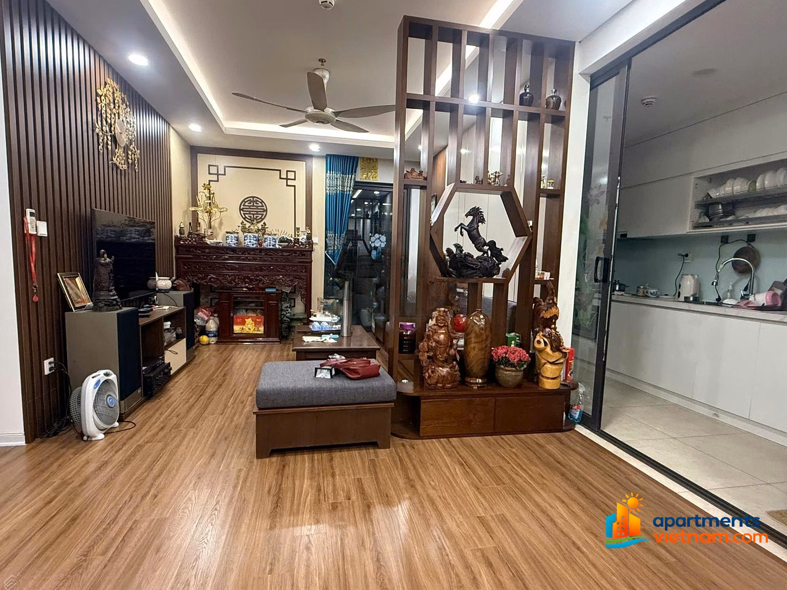 Owner sells apartment 3 bedrooms, 2 bathrooms, middle floor, area 105m2 at Binh Minh Garden, price only 8.2 billion