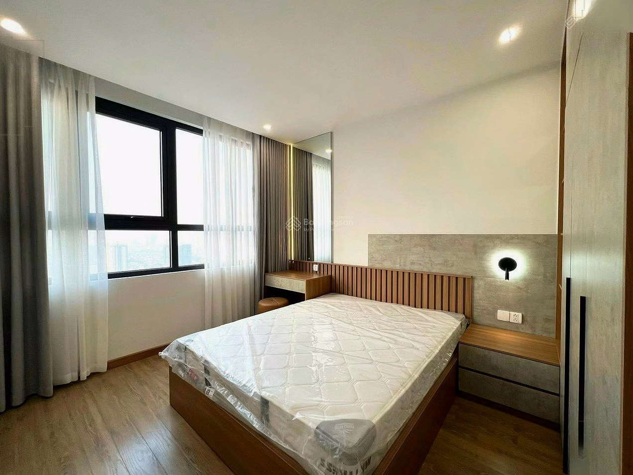 Brand new 4-bedroom 200m2 apartment for rent in GoldenPark, with car slot, ready to move in***