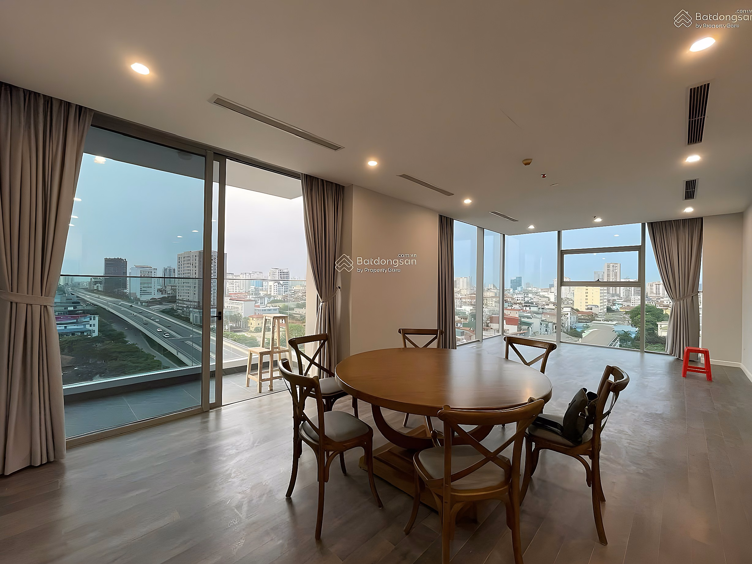 I am the owner of a 3-bedroom corner apartment of 115m2 at Artemis Le Trong Tan, priced at 12 billion. Contact 0936 242 ***