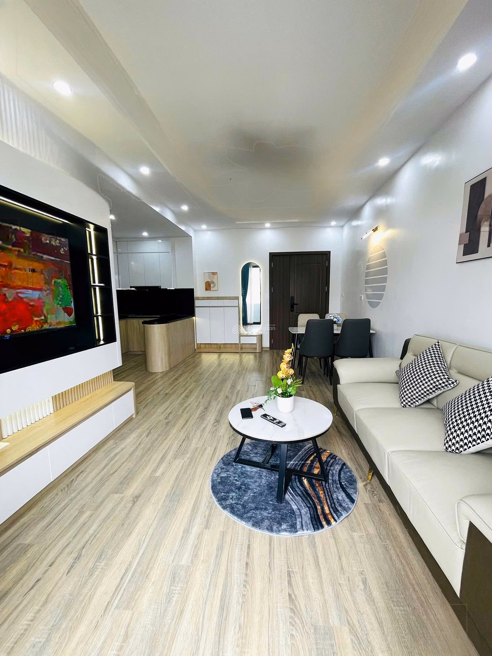 Transferred to work, the owner is selling 3 bedrooms, fully furnished, beautiful apartment No 5 Linh Dam Peninsula, price 5.6 billion