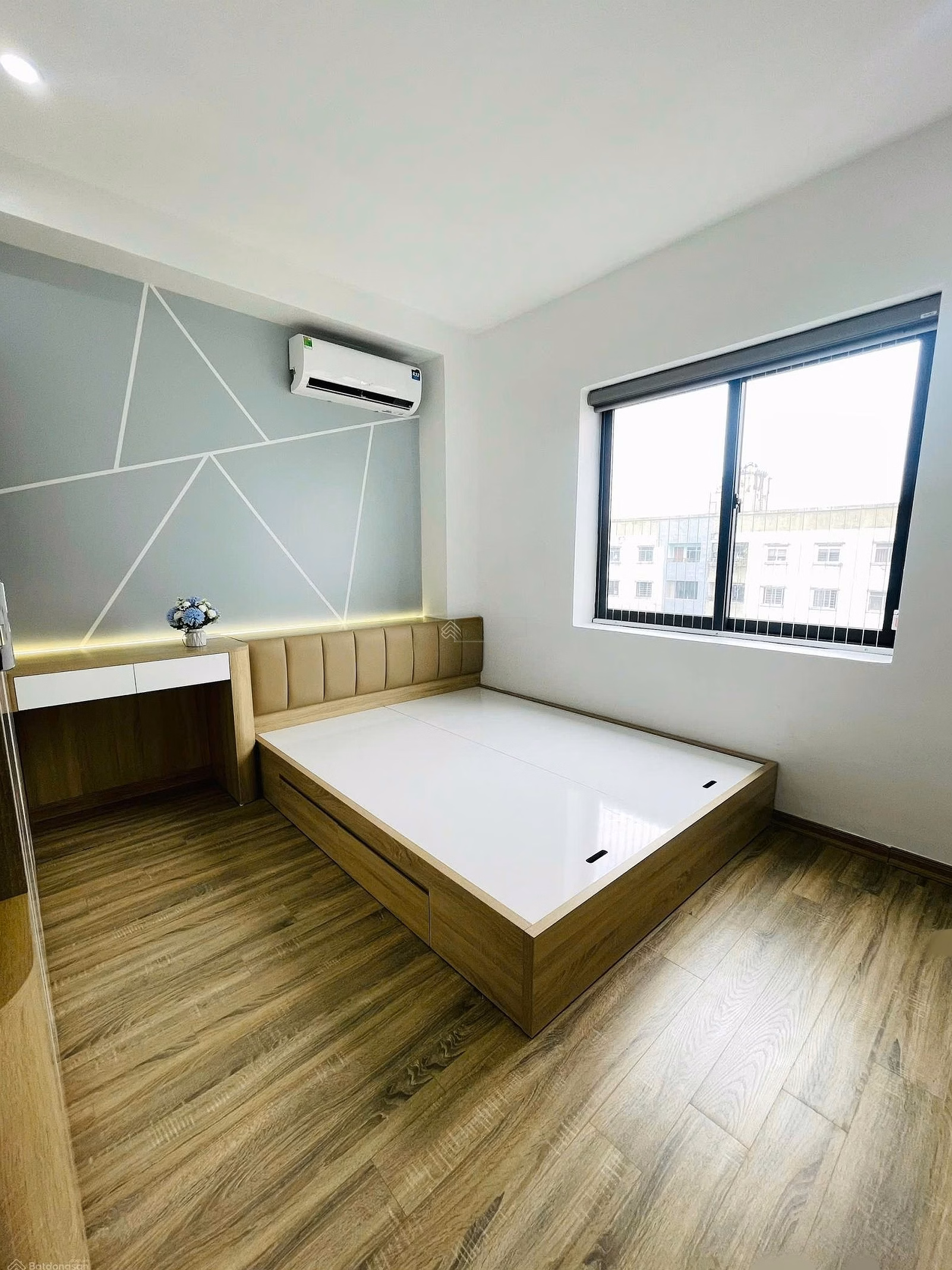 Transferred to work, the owner is selling 3 bedrooms, fully furnished, beautiful apartment No 5 Linh Dam Peninsula, price 5.6 billion