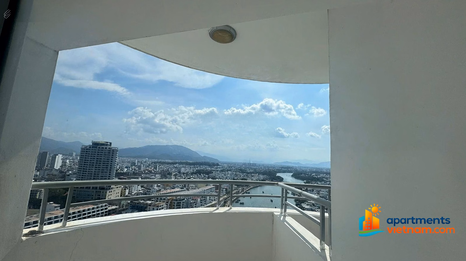 Corner apartment number 76, 3 open sides, 76 m2 wide, high floor, few people sell in Muong Thanh 04TP