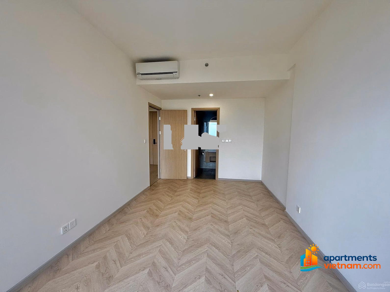 Owner sends for quick sale 3 bedrooms with direct view of 36ha park for only 8 billion VND at C Masteri building