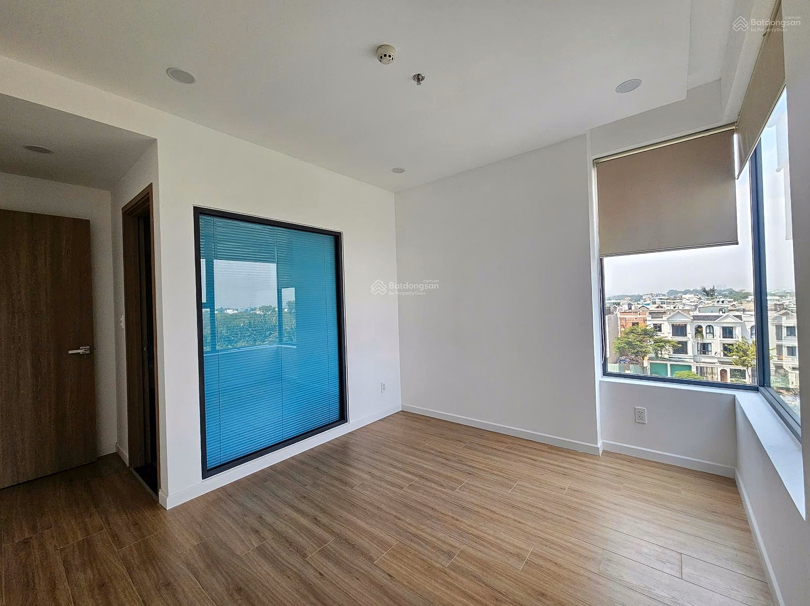 MT EastMark City apartment for sale, 3 bedrooms + 1 storage room, basic furniture, high floor with river view