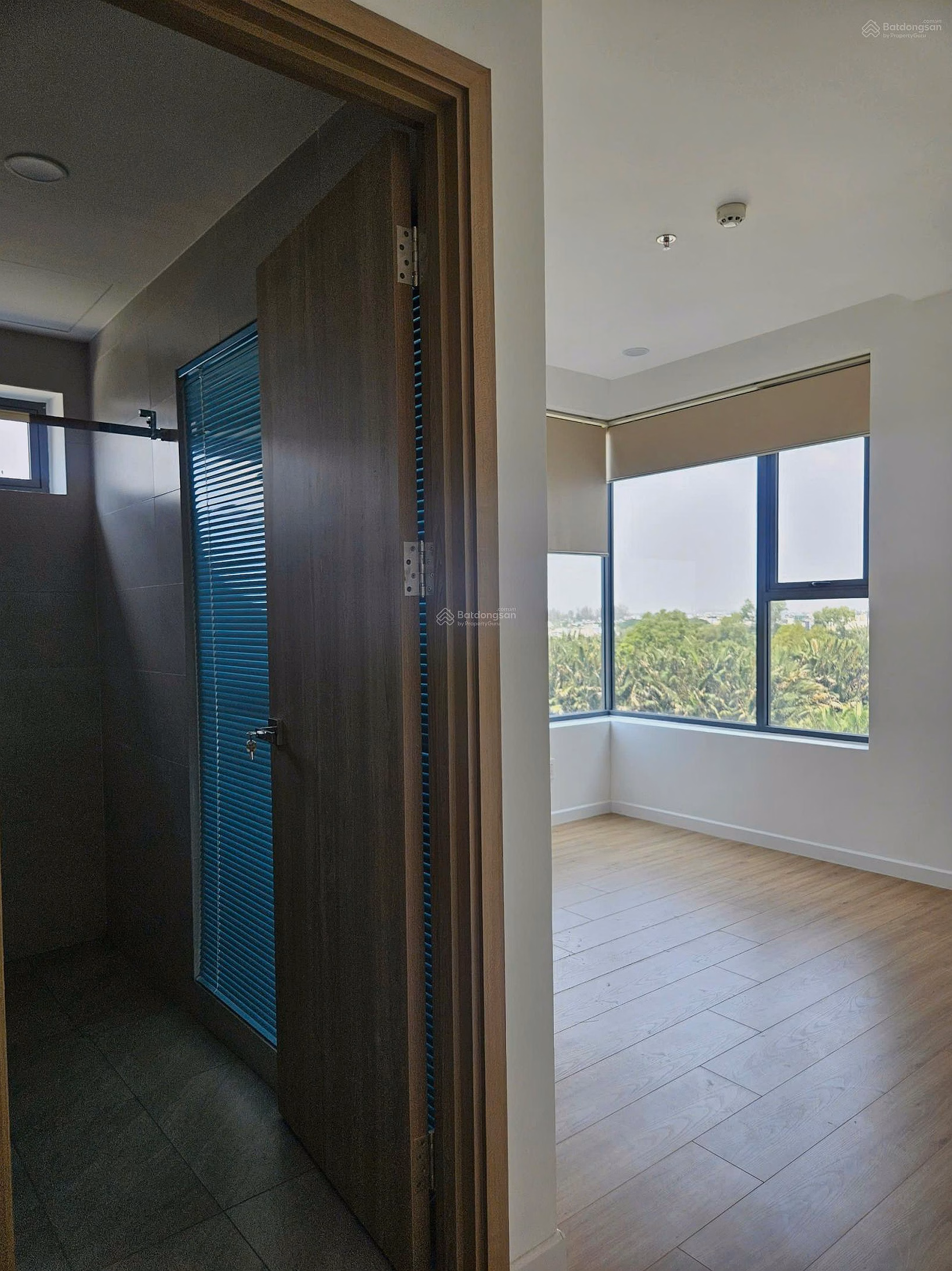 MT EastMark City apartment for sale, 3 bedrooms + 1 storage room, basic furniture, high floor with river view
