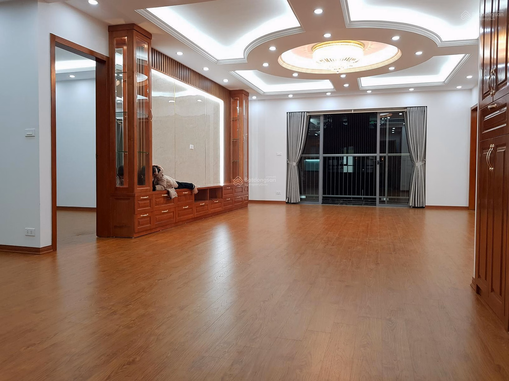 The owner sells a luxury apartment in Trung Yen 1 building. Area: 130m² - 04 bedrooms - 03 bathrooms - fully furnished - 10.8 billion