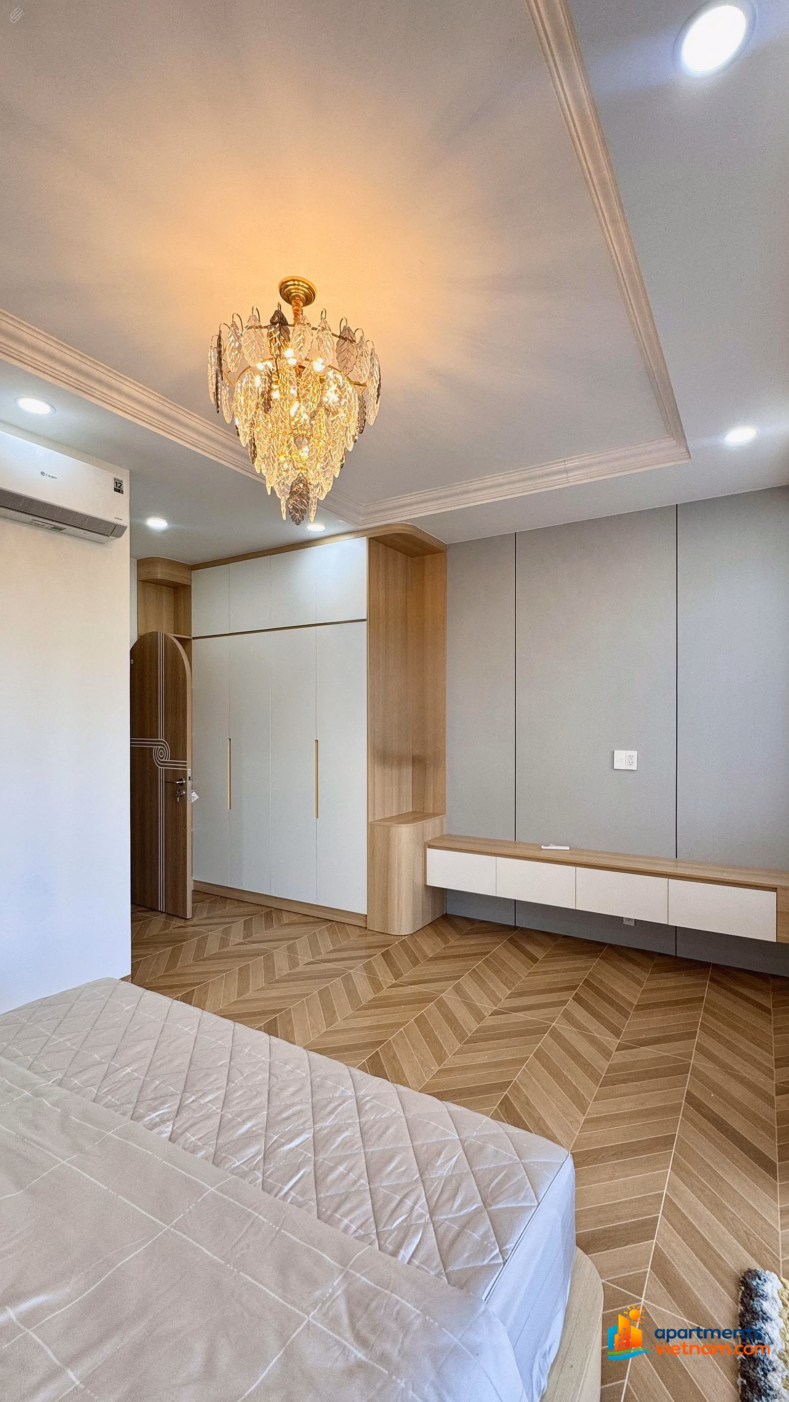 House with 16m asphalt road, solidly built, 4 floors, 450kg elevator, close to many amenities adjacent to Phu My Hung