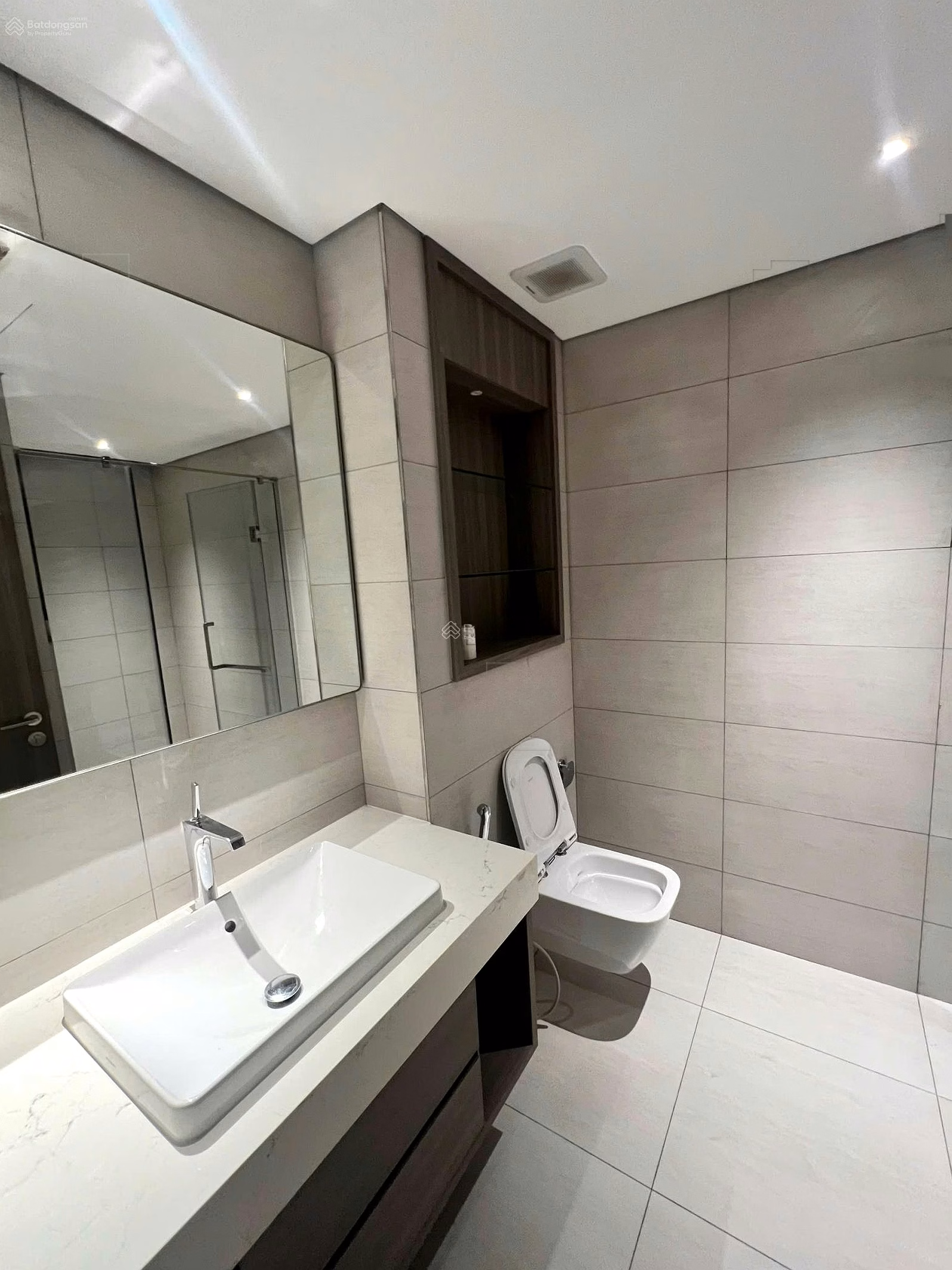 The owner sends Han Jardin CHCC for rent - N01T6 Ngoai Giao Doan, 3 bedrooms, full/ basic, West lake view