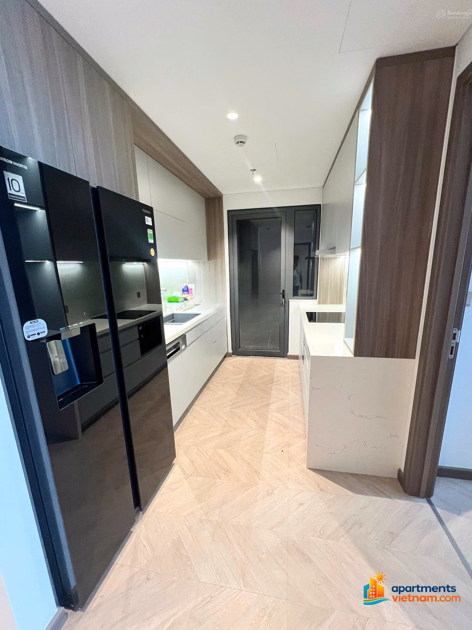 The owner sent Han Jardin apartment for rent - 4 bedrooms (145m2). Basic & full option, car slot with West Lake view