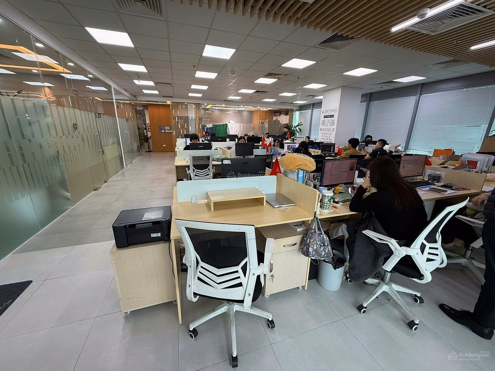 Management board for rent Diamond Le Van Luong 250m2 with beautiful basic furniture and ready to work