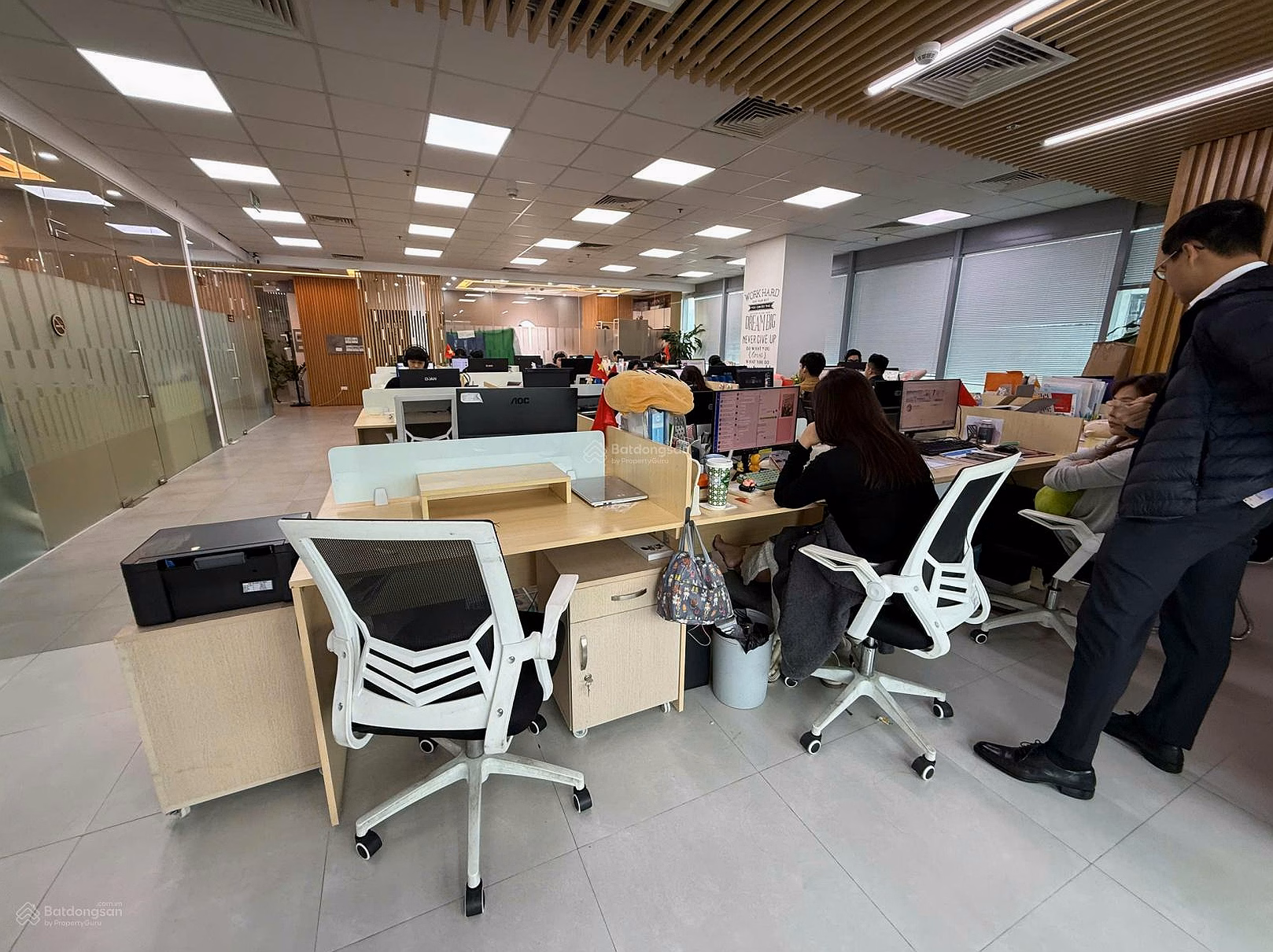 Management board for rent Diamond Le Van Luong 250m2 with beautiful basic furniture and ready to work