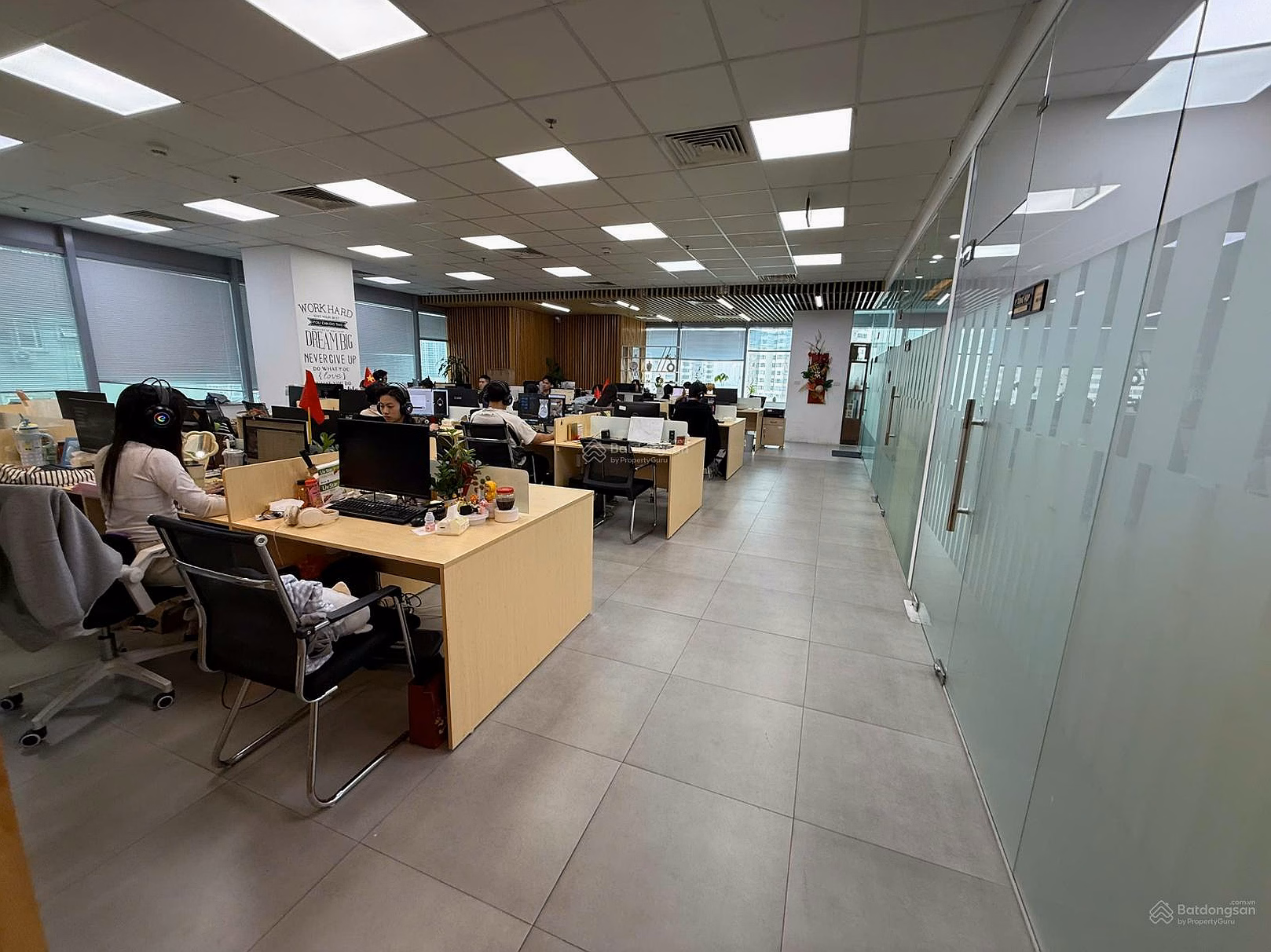 Management board for rent Diamond Le Van Luong 250m2 with beautiful basic furniture and ready to work