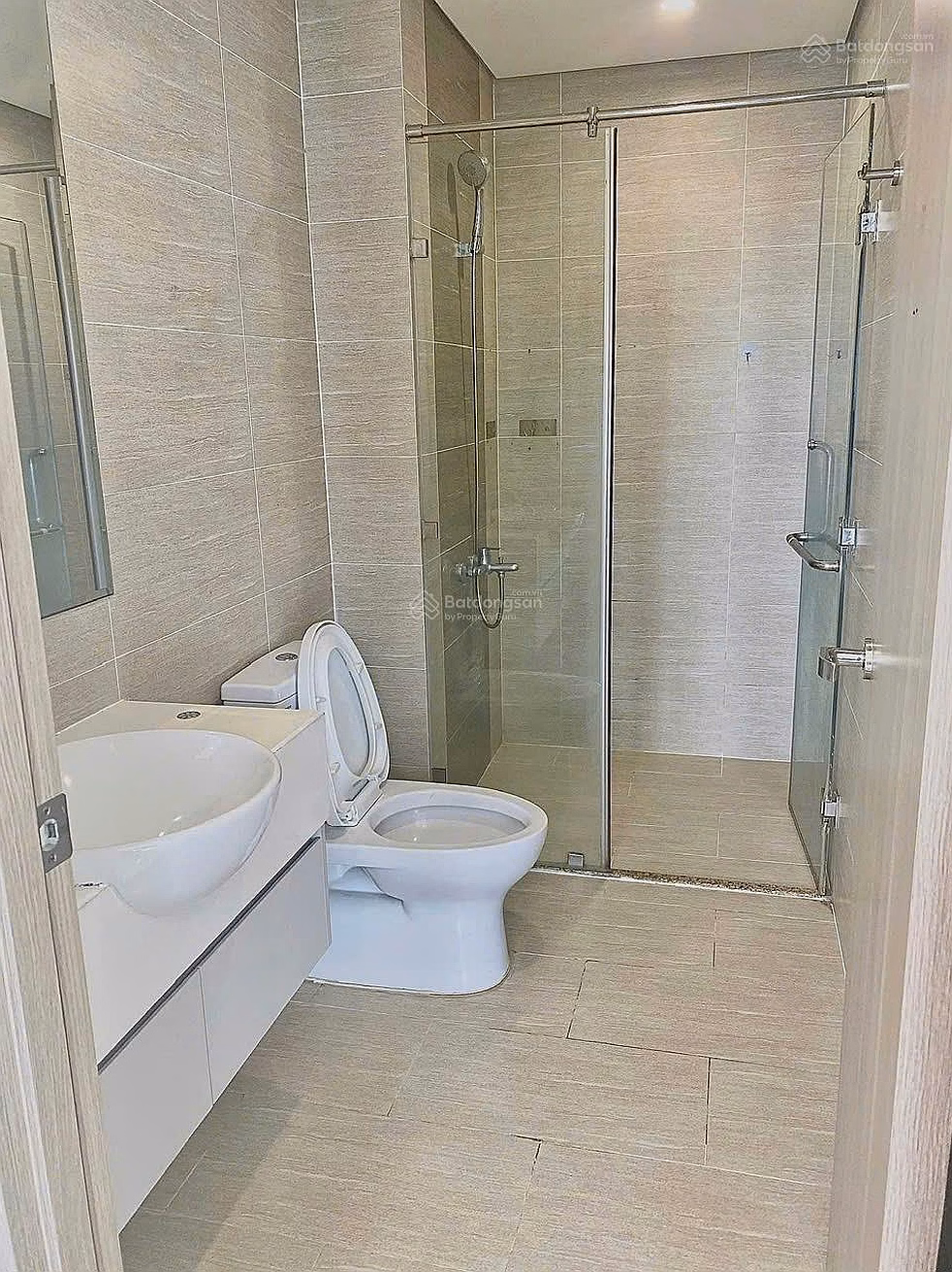 Selling 2 bedroom apartment in Rainbow subdivision with the best investment price of 2.7 billion. Available pink windows, airy middle floor