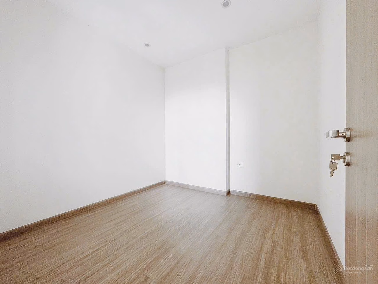 Selling 2 bedroom apartment in Rainbow subdivision with the best investment price of 2.7 billion. Available pink windows, airy middle floor