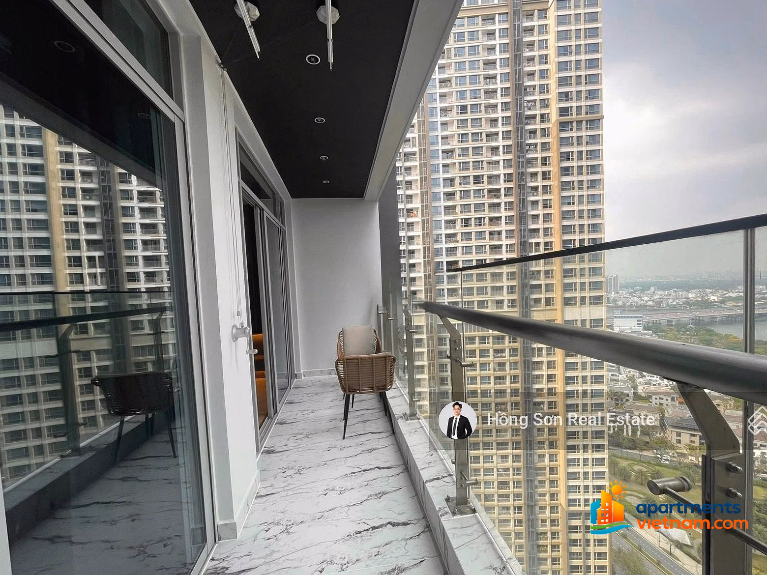 Vinhomes Central Park 3-bedroom apartment for sale priced from 14.3 billion, many apartments have river view windows & LM81***