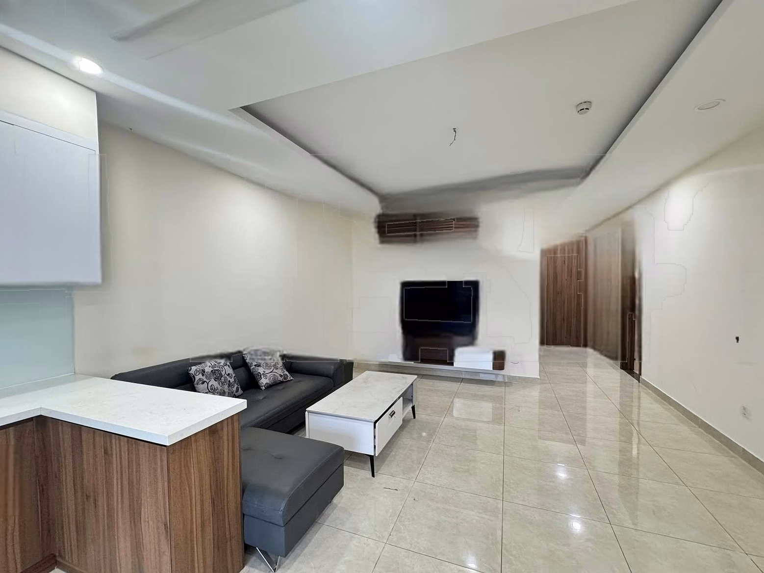 Thi specializes in Golden Park Tower. There is a 3-bedroom apartment for rent by owner. Good price 18 million. View house 24/7