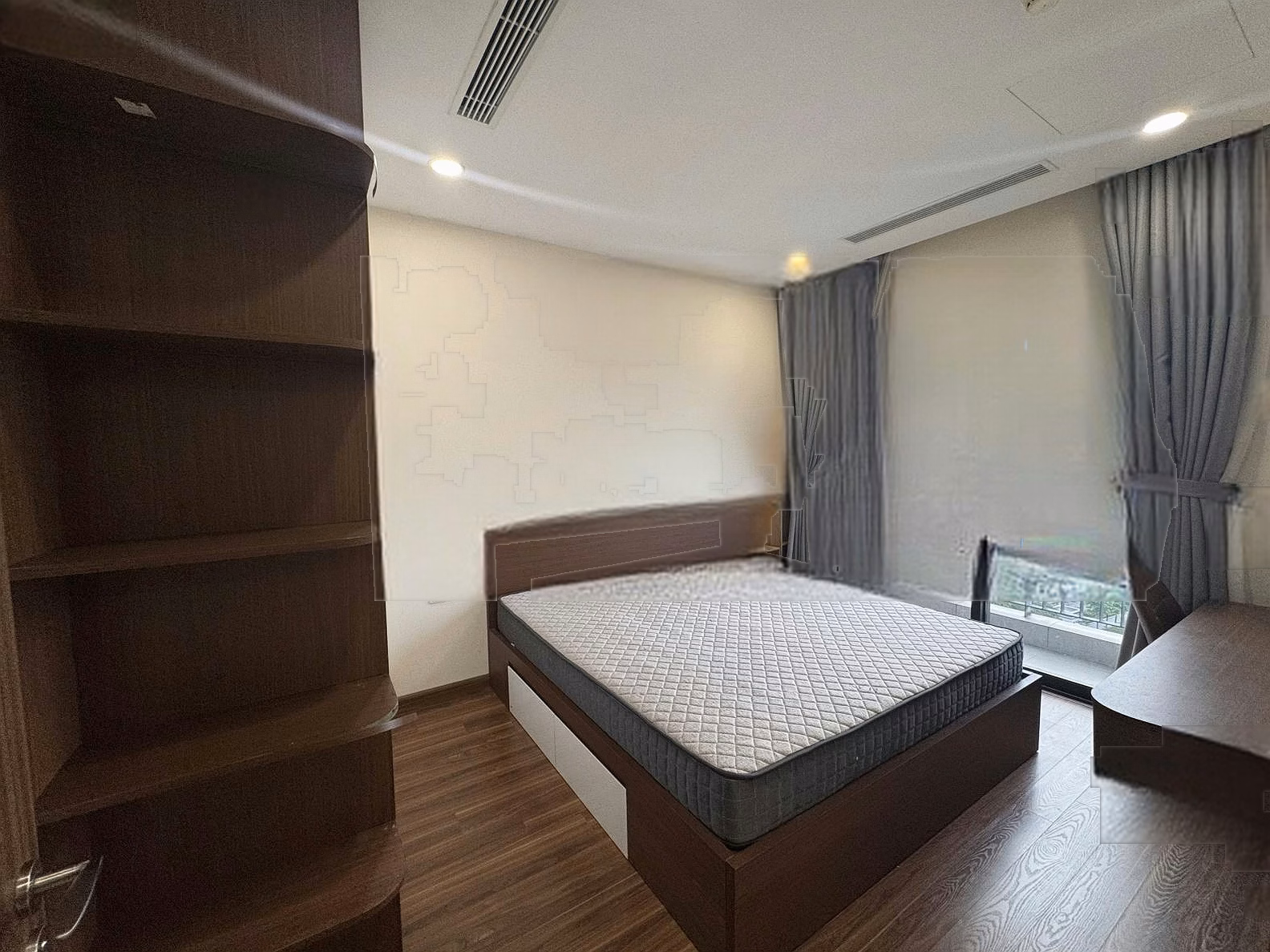 Thi specializes in Golden Park Tower. There is a 3-bedroom apartment for rent by owner. Good price 18 million. View house 24/7