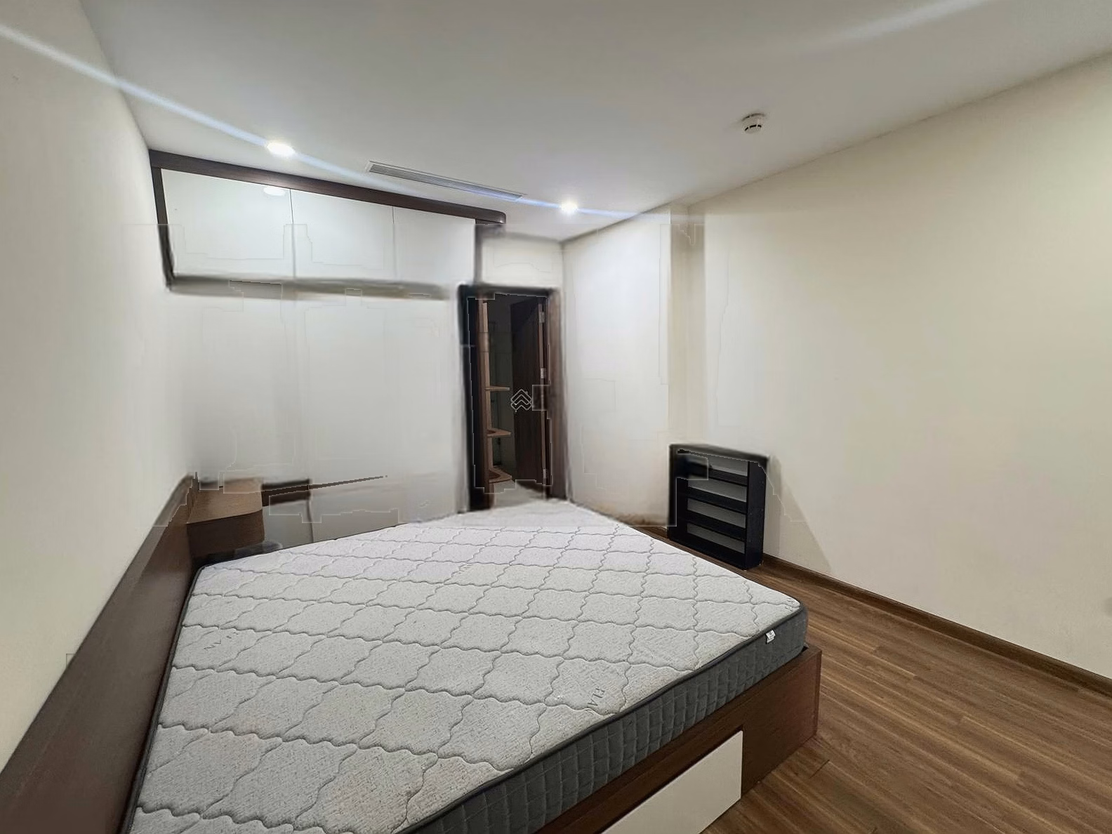 Thi specializes in Golden Park Tower. There is a 3-bedroom apartment for rent by owner. Good price 18 million. View house 24/7