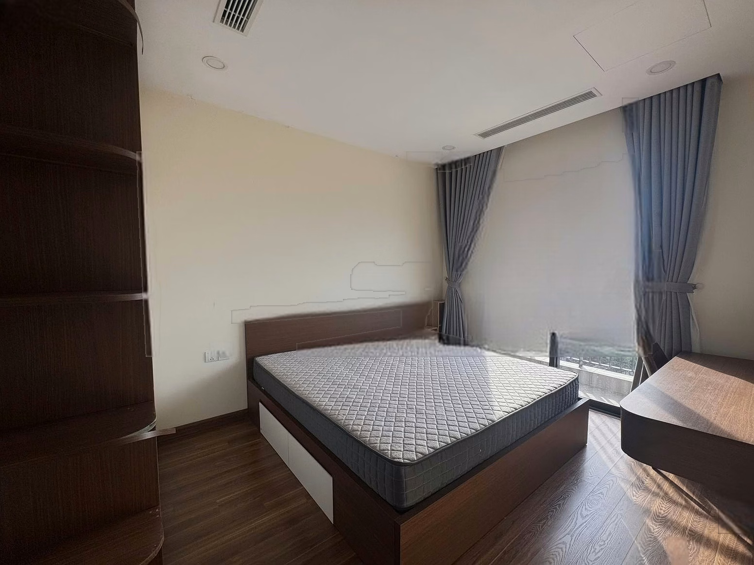 Thi specializes in Golden Park Tower. There is a 3-bedroom apartment for rent by owner. Good price 18 million. View house 24/7