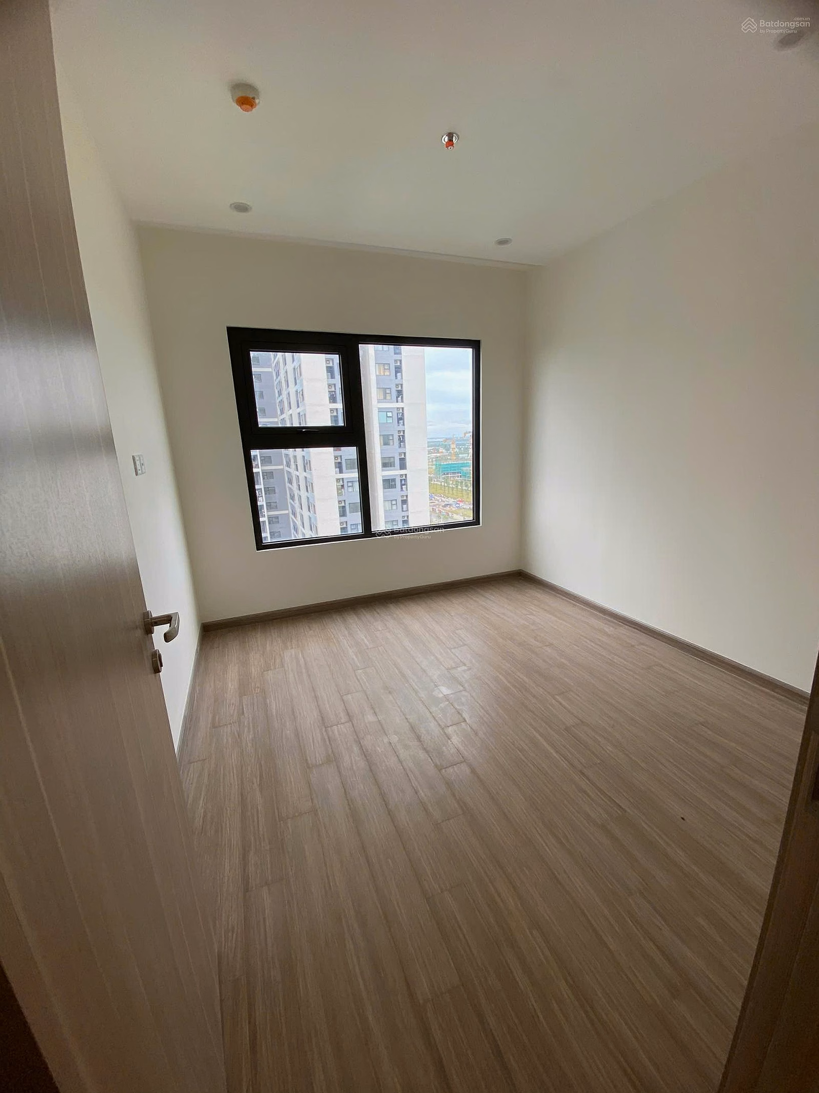 Selling 3 bedroom 2 bathroom apartment in Tower S5, Rainbow area - Vinhomes Grand Park. Ready pink book, good price only 3,850 billion