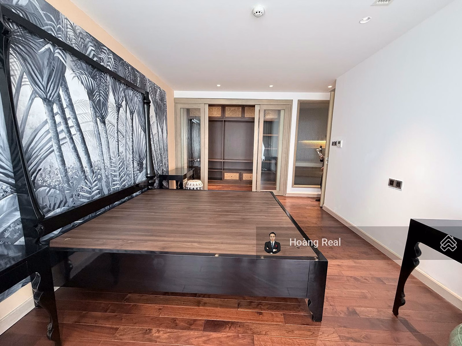 Urgent sale Penthouse Sky Villa 3 floors only in Center of Ho Chi Minh City. Area up to ~520M2