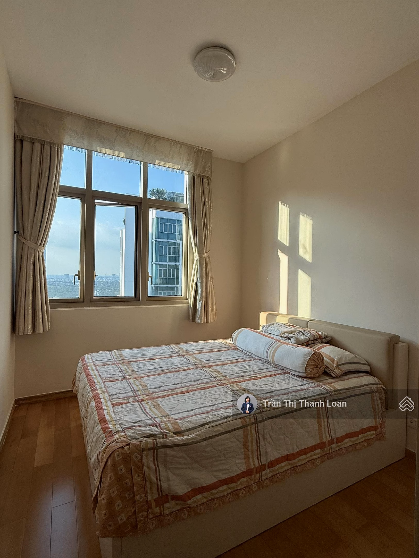 Selling 3 bedroom, 3 bathroom apartment with swimming pool view inside CapitaLand's The Vista apartment complex, good price